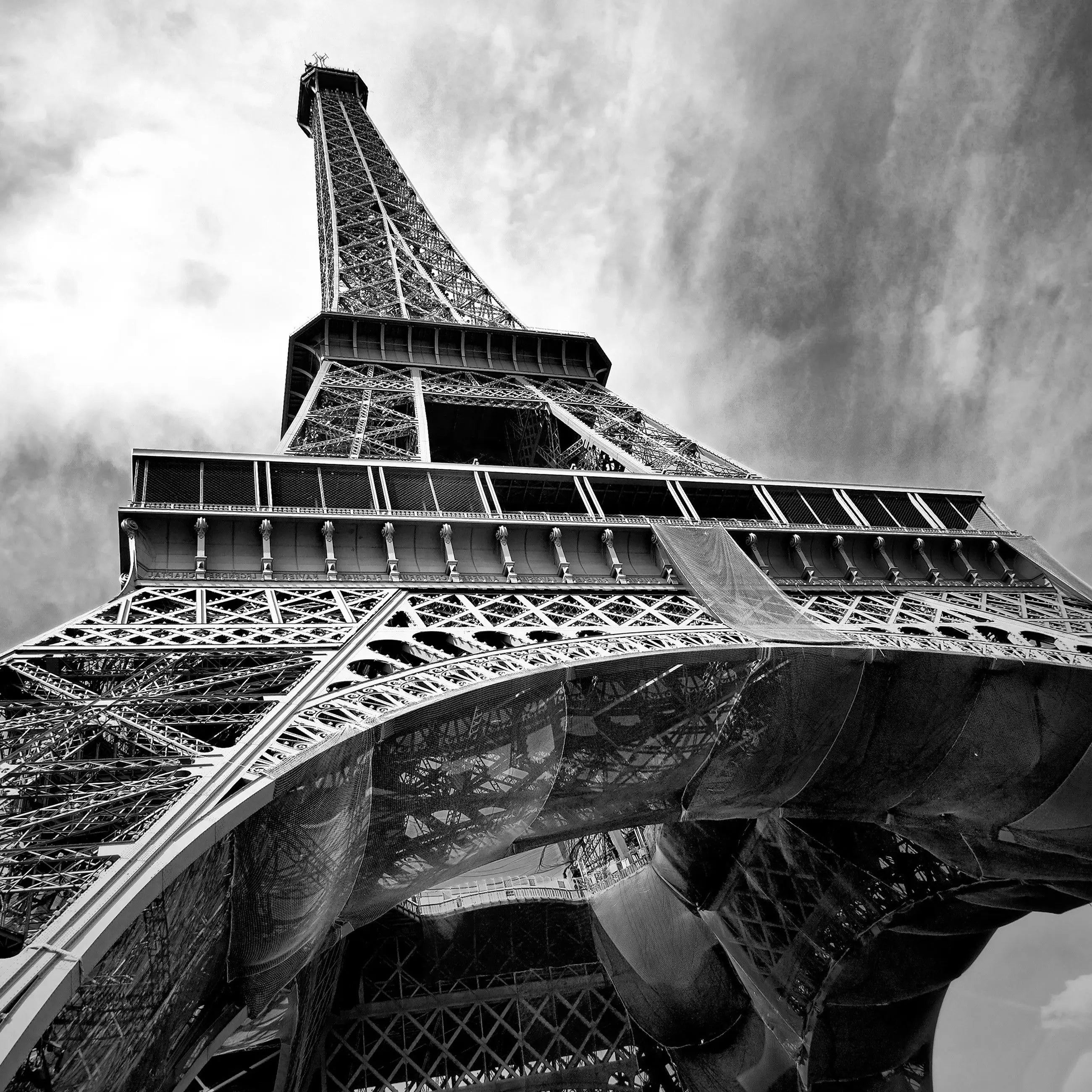 Billede 12 af Fototapet - Sort-hvid foto af Eiffeltårnet set nedefra, Paris