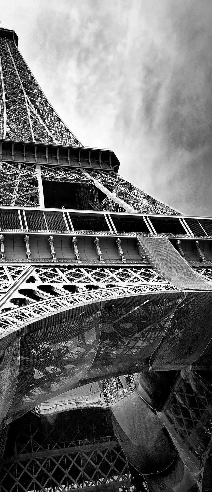 Billede 13 af Fototapet - Sort-hvid foto af Eiffeltårnet set nedefra, Paris