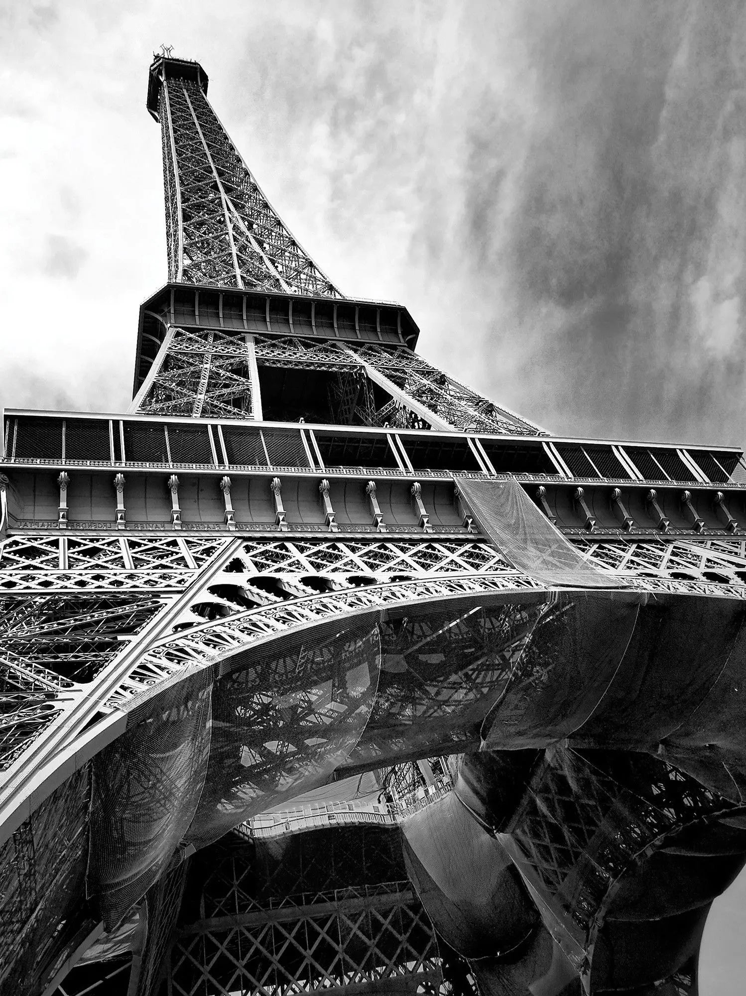 Billede 14 af Fototapet - Sort-hvid foto af Eiffeltårnet set nedefra, Paris