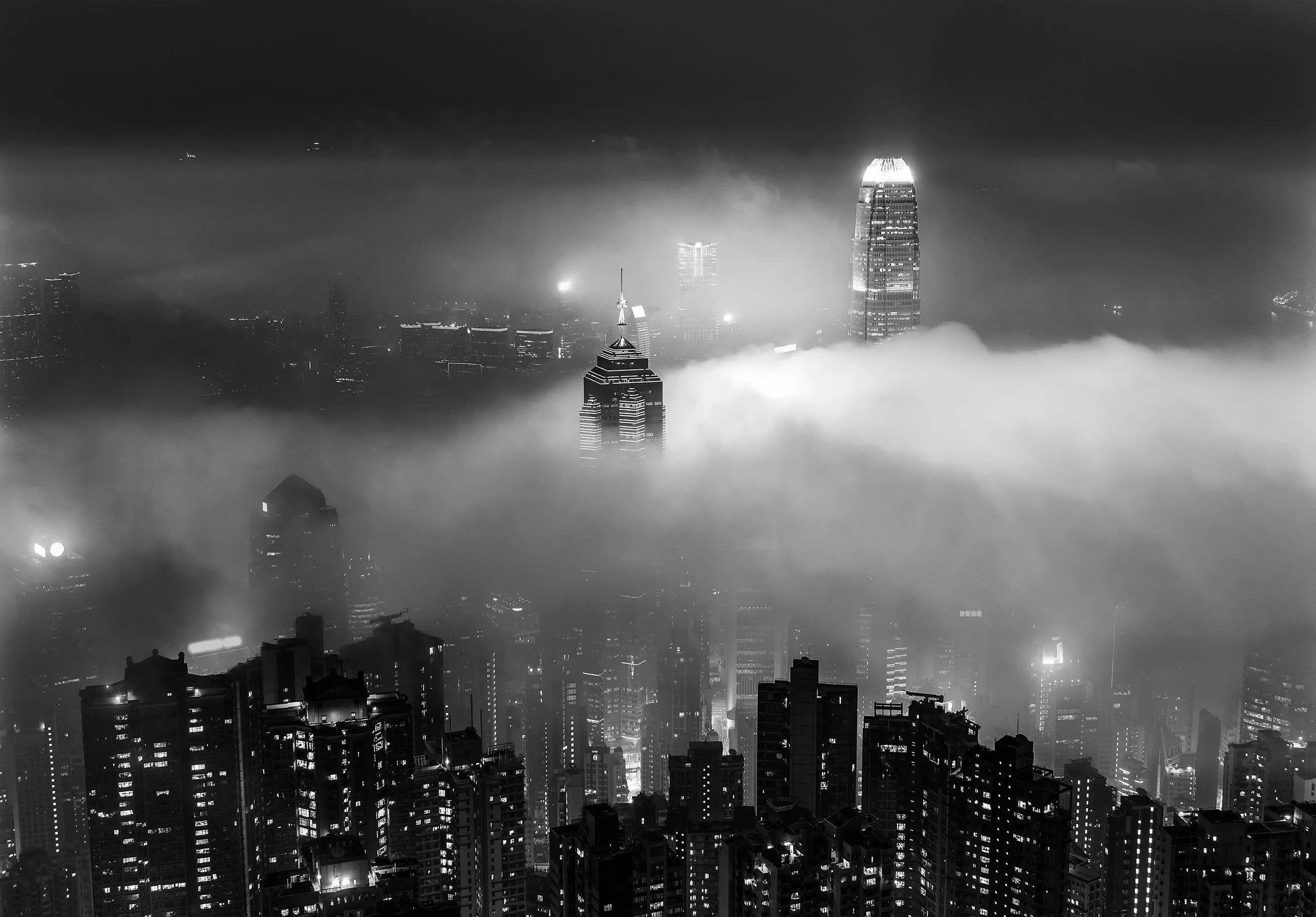 Billede 1 af Fototapet - Sort-hvid natudsigt over Hongkongs skyline med skyskrabere i tåge