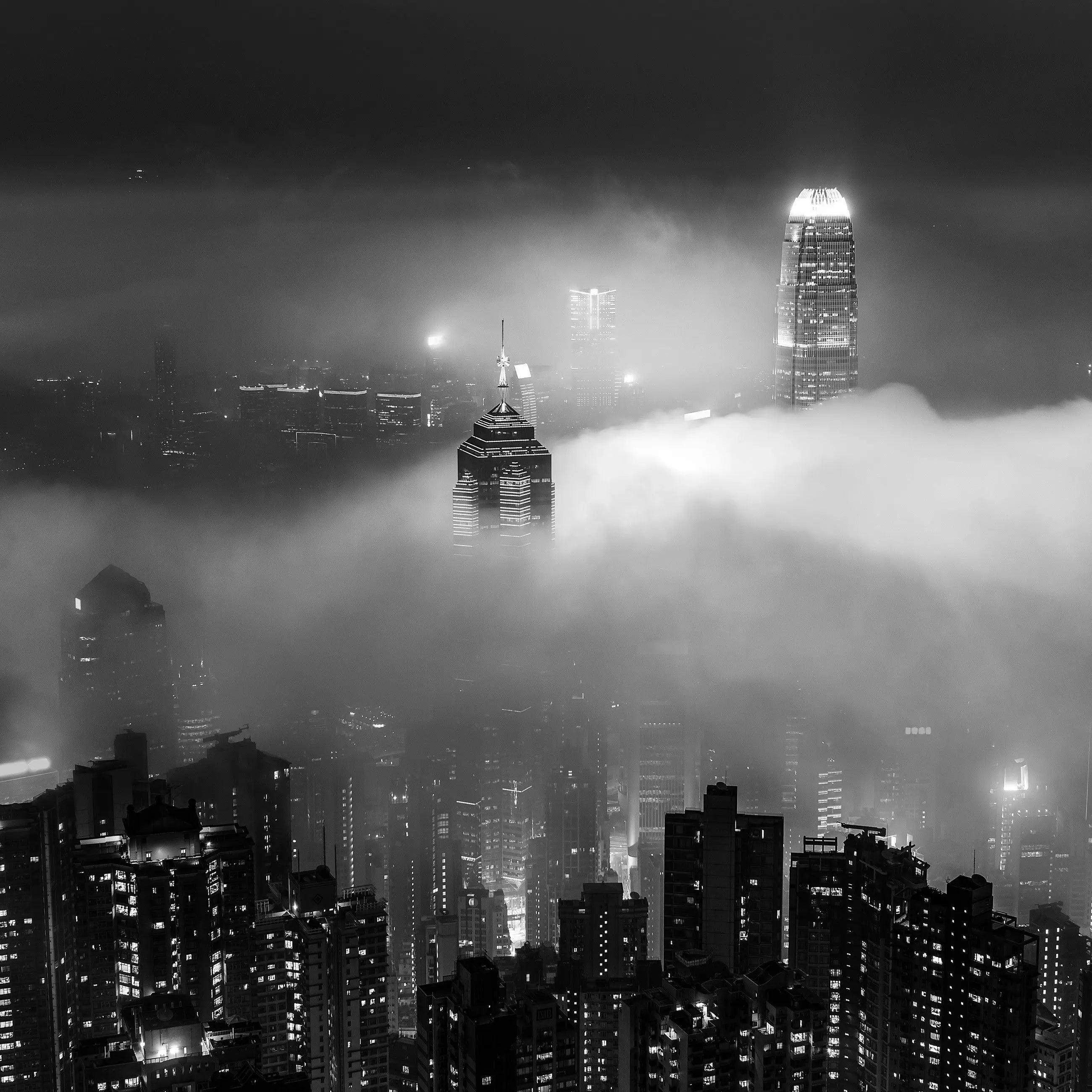 Billede 8 af Fototapet - Sort-hvid natudsigt over Hongkongs skyline med skyskrabere i tåge