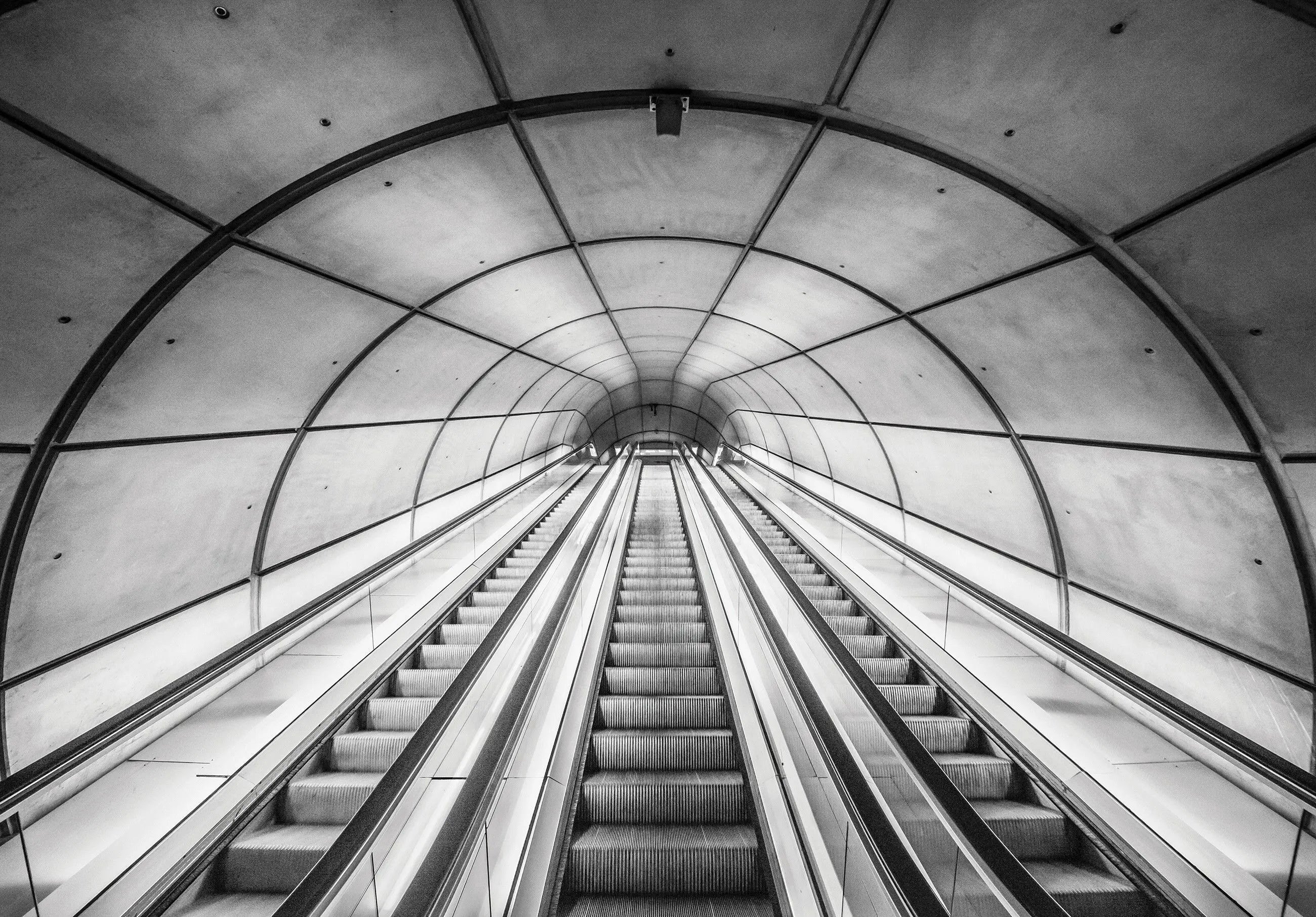 Billede 1 af Fototapet - Sort-hvid rulletrappe i tunnel