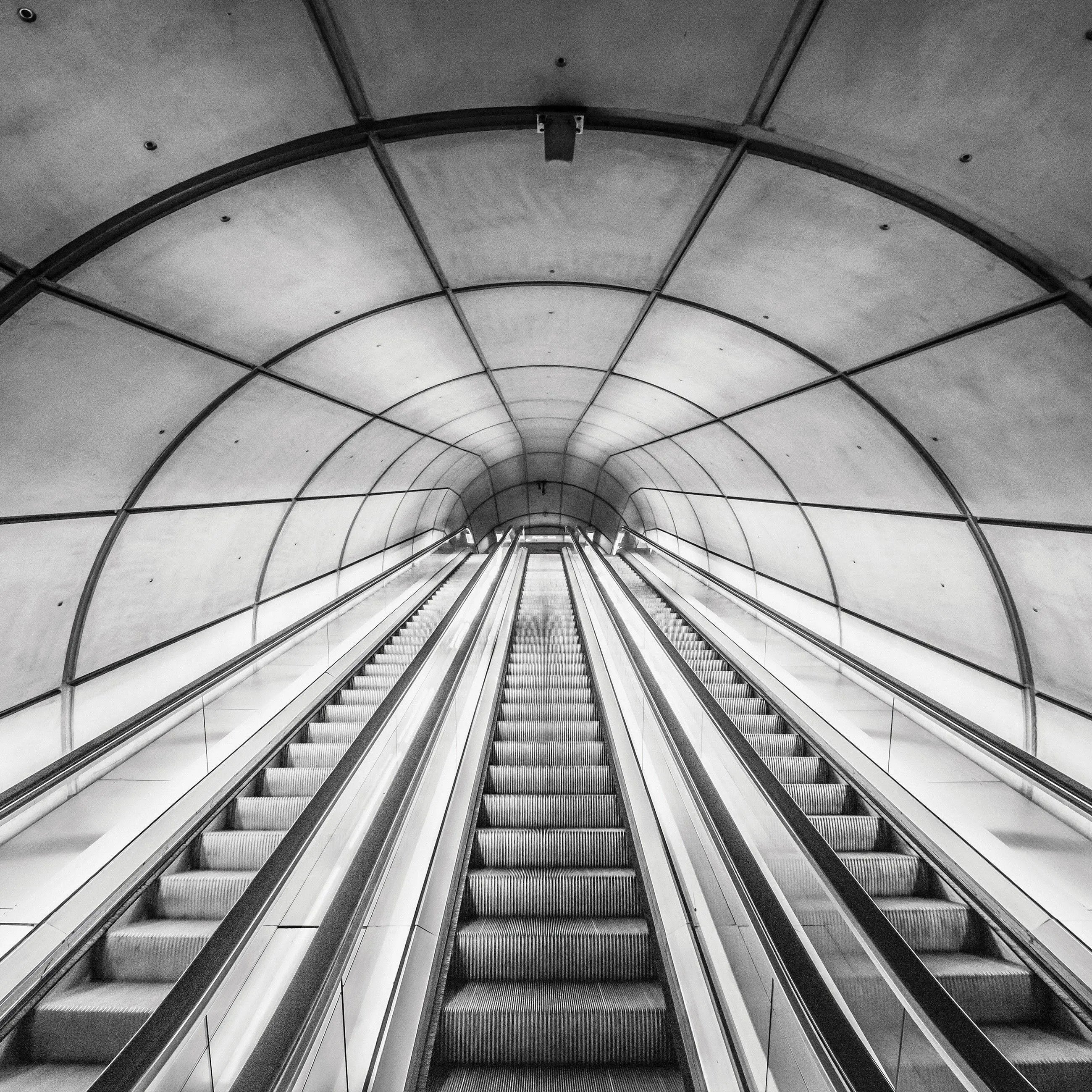 Billede 8 af Fototapet - Sort-hvid rulletrappe i tunnel