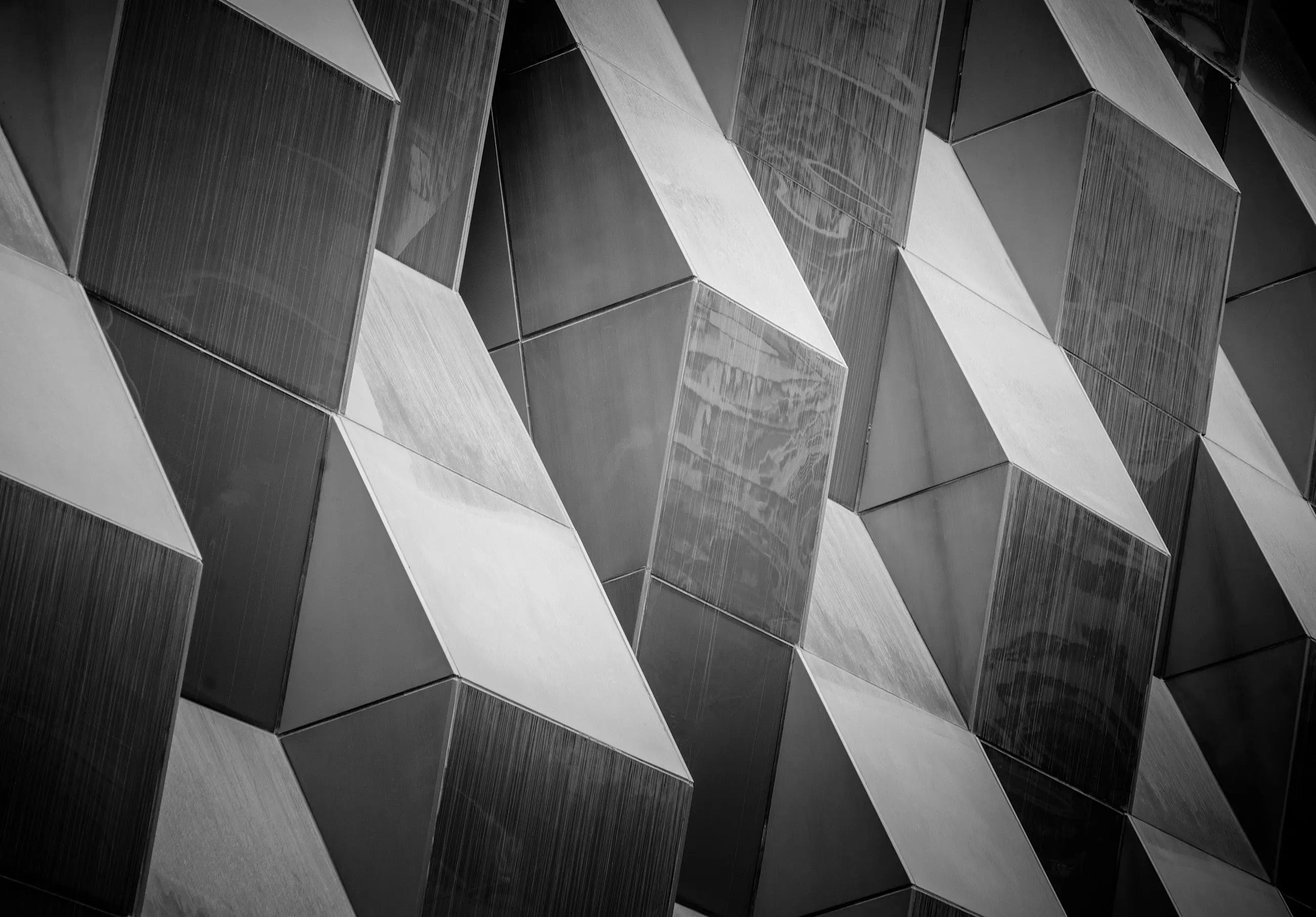 Billede 1 af Fototapet - Sort-hvide geometriske terninger på facaden