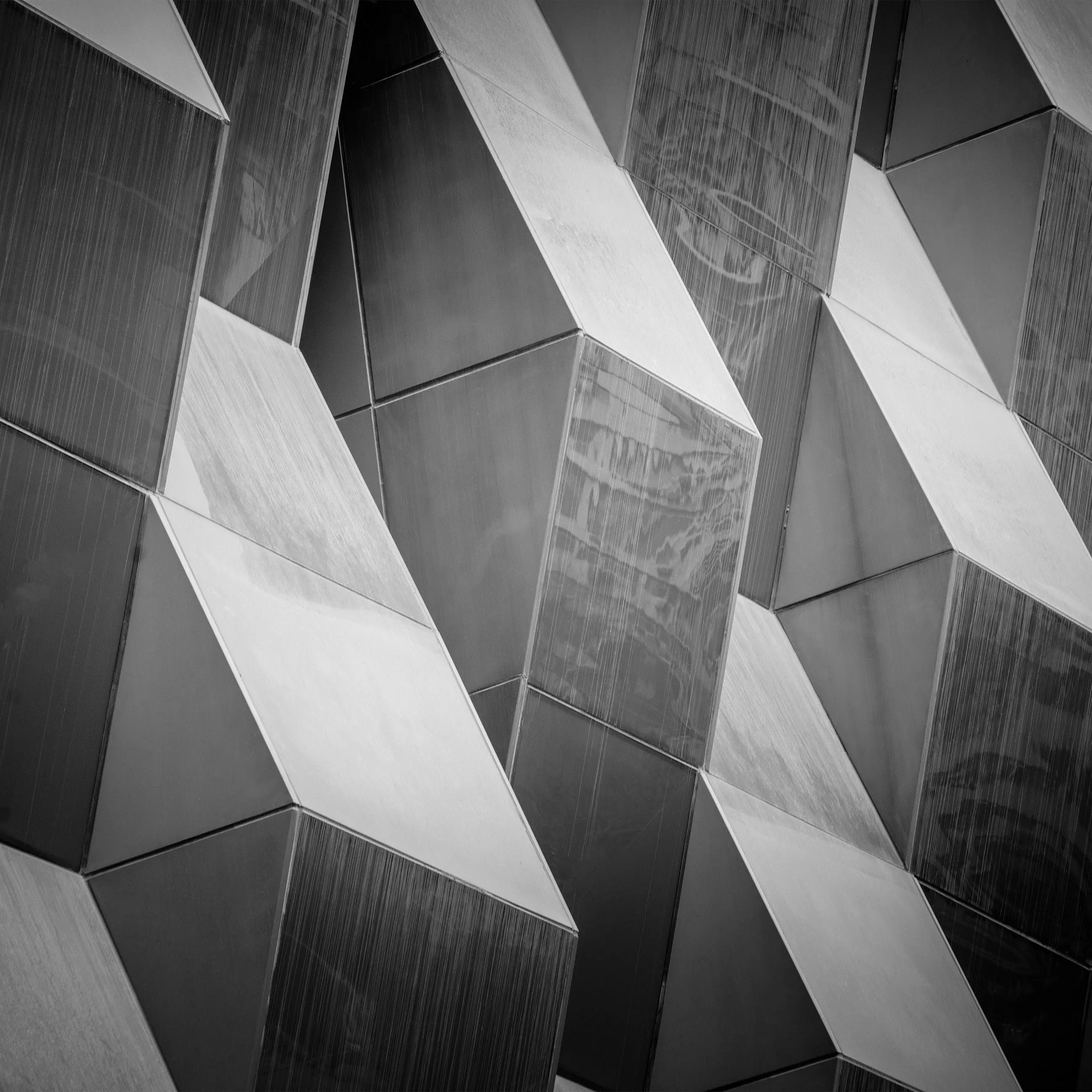 Billede 8 af Fototapet - Sort-hvide geometriske terninger på facaden