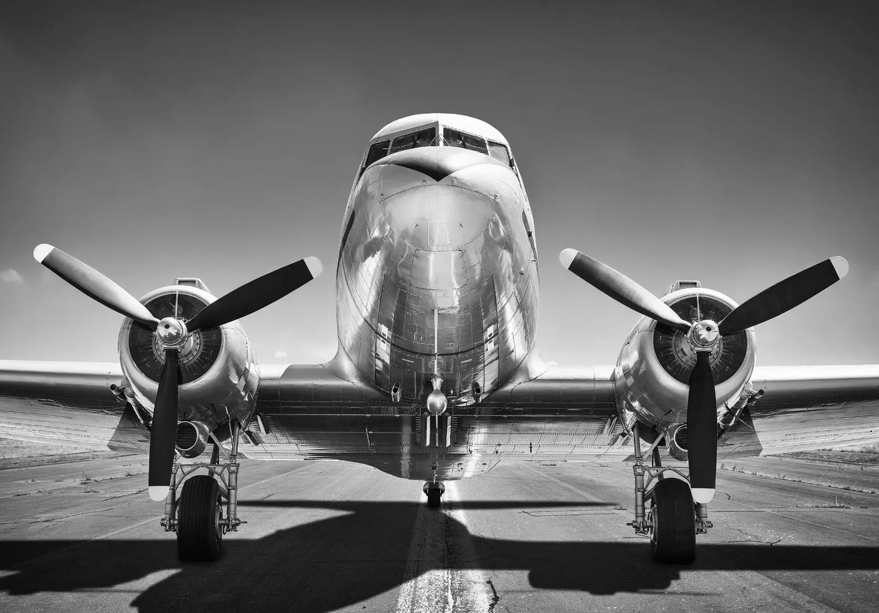 Billede 1 af Fototapet - Sort-hvidt frontbillede af vintagedobbeltdækkermotorfly