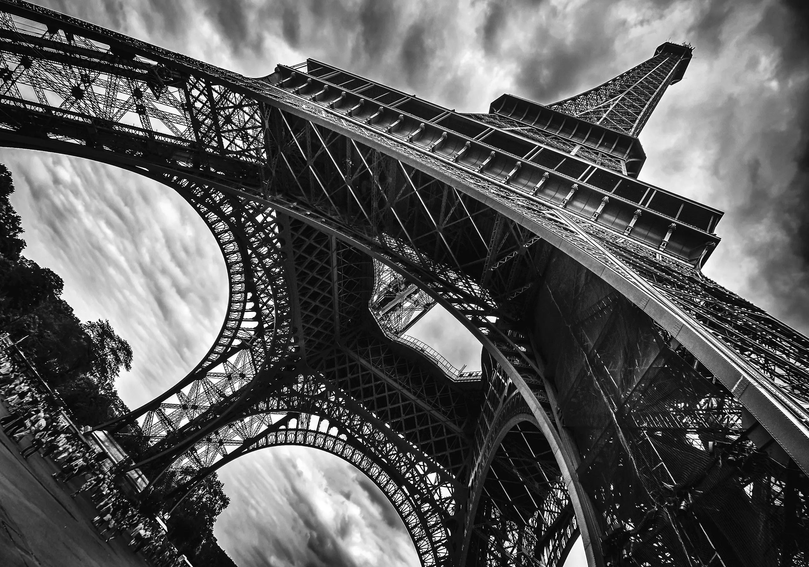 Billede 1 af Fototapet - Sort-hvidt nærbillede af Eiffeltårnet set nedefra i Paris
