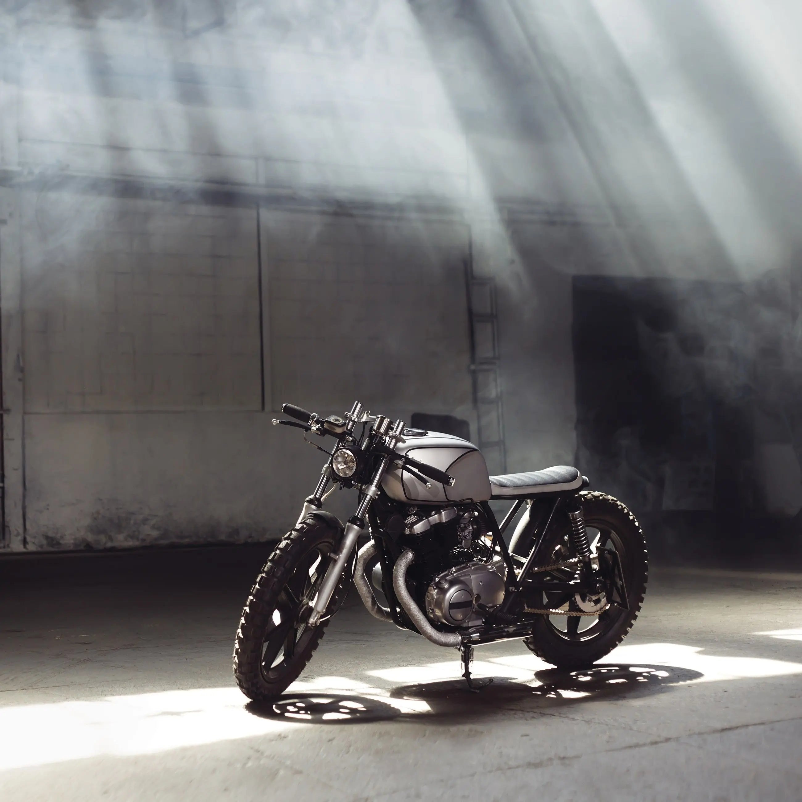 Billede 15 af Fototapet - Sort motorcykel i solstribet industribygning