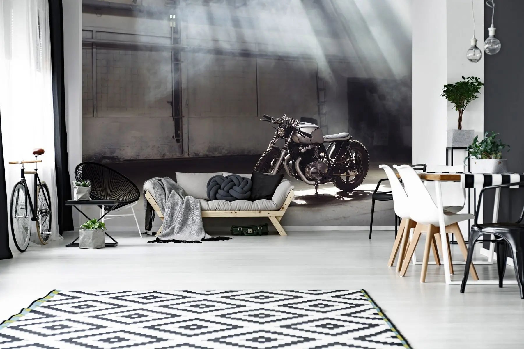 Billede 2 af Fototapet - Sort motorcykel i solstribet industribygning