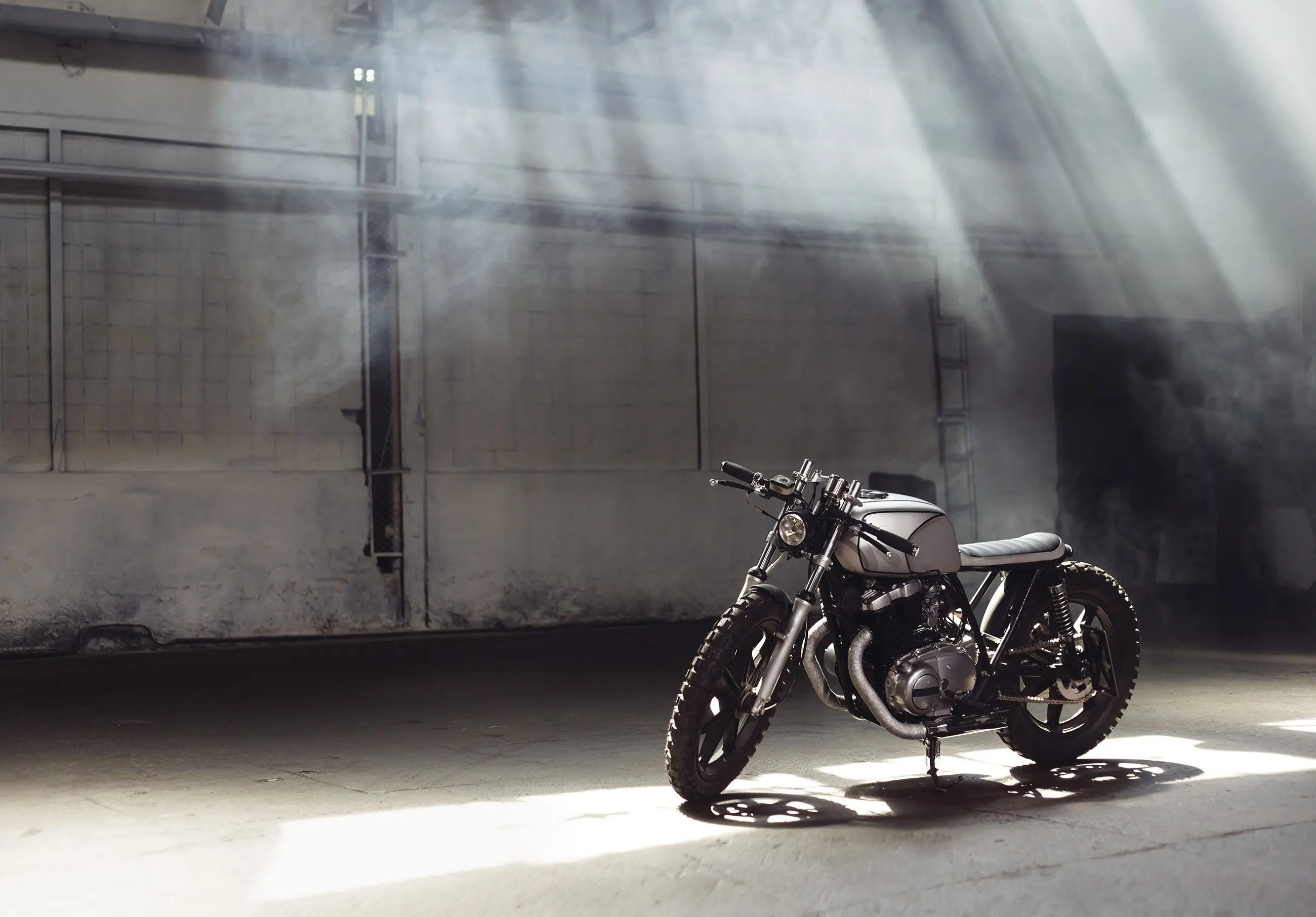 Billede 9 af Fototapet - Sort motorcykel i solstribet industribygning