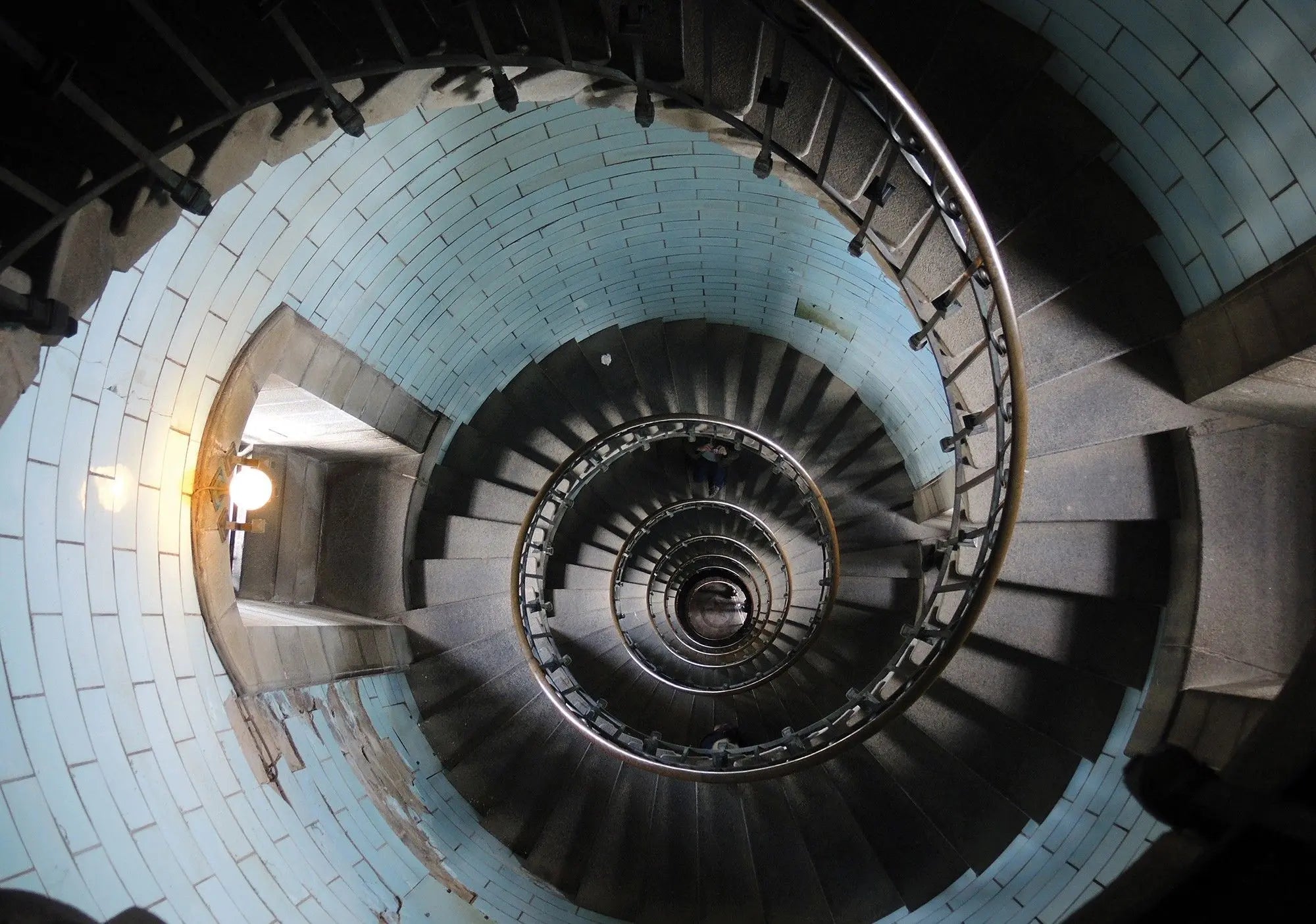 Billede 1 af Fototapet - Spiraltrappe i stentrapper med blå flisevæg