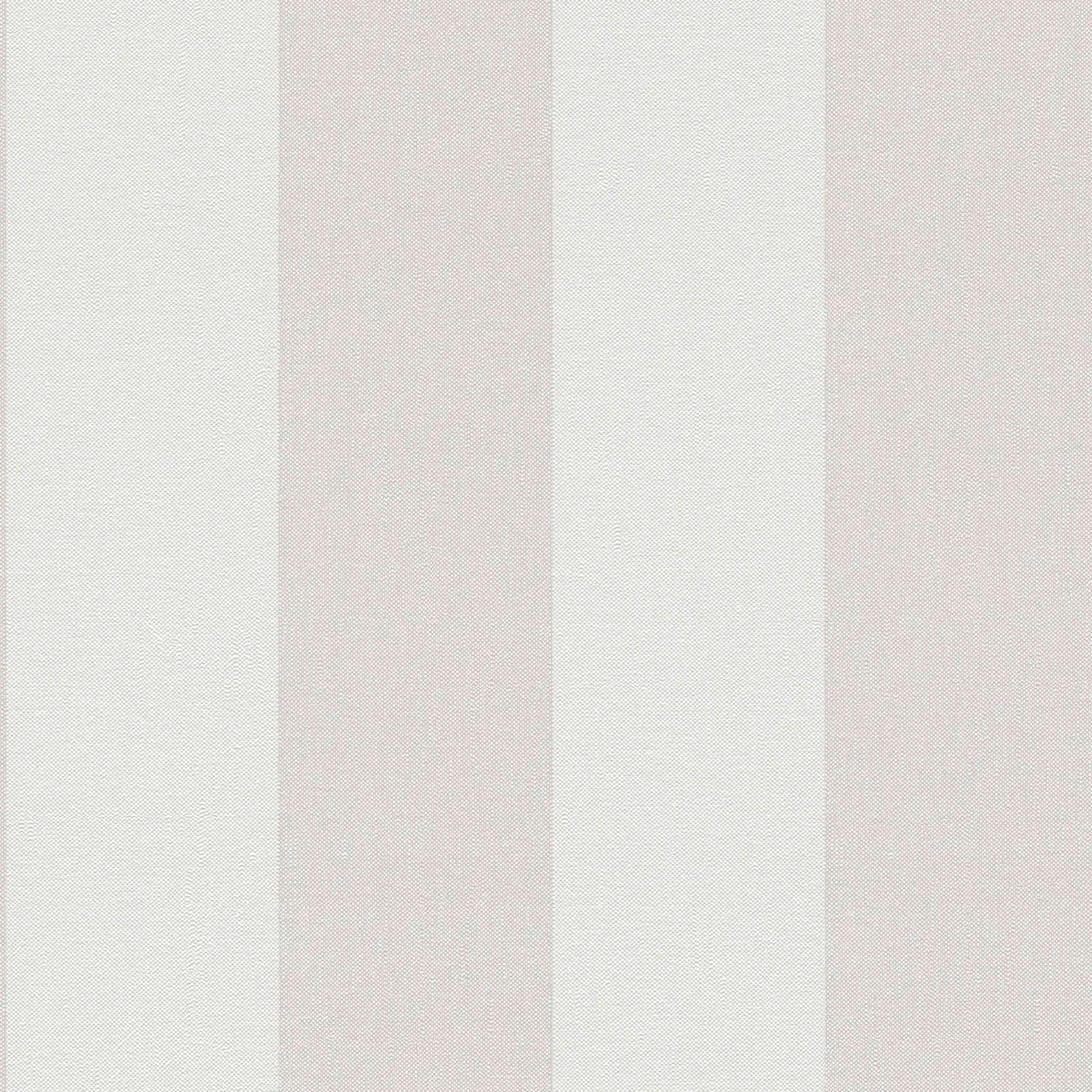 Billede af tapetet Striped Elegance - Ivory fra Nicetapet.dk med brede lodrette striber i lyse nuancer.