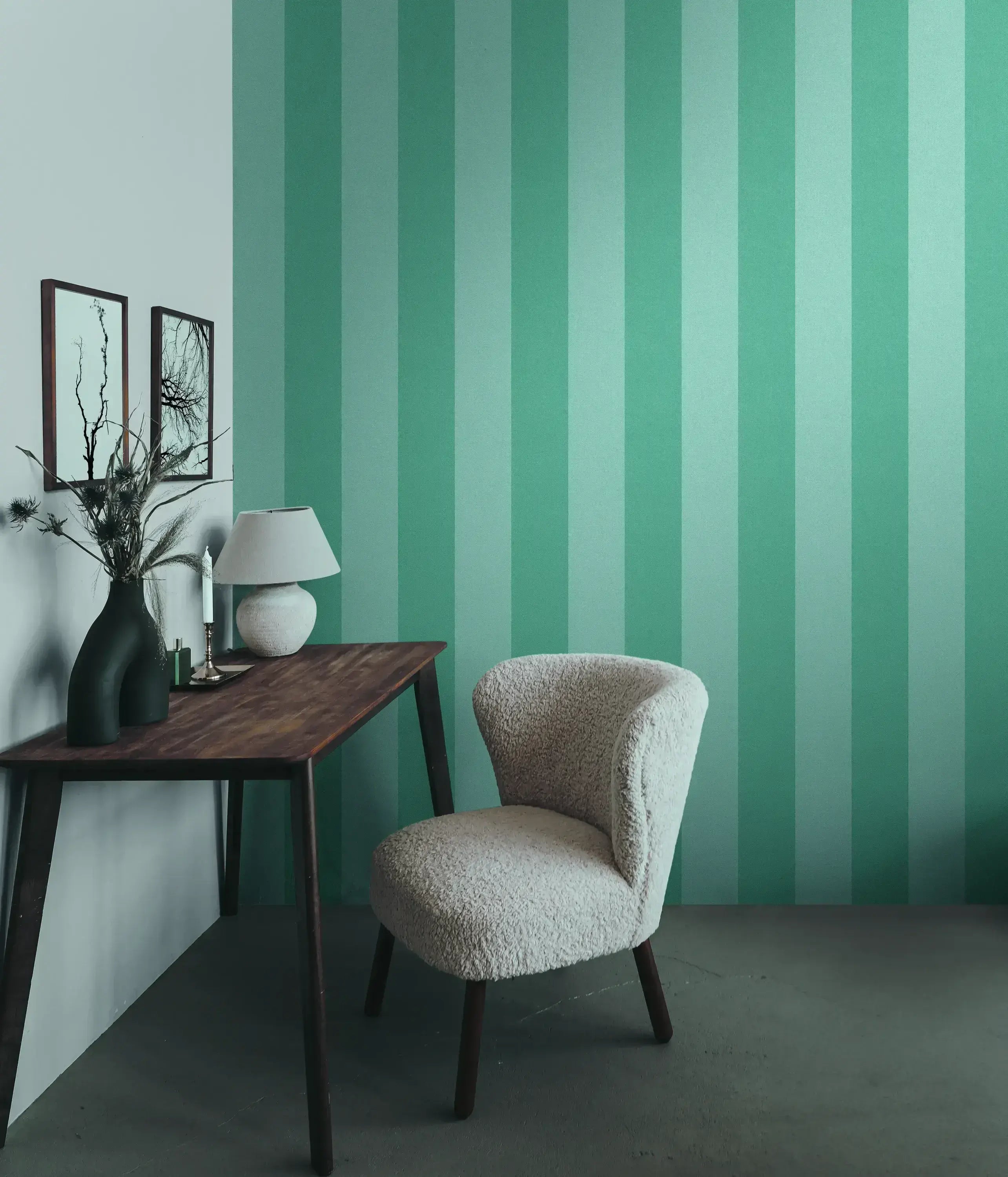 Indretningsmiljø med Striped Elegance - Aqua tapet, der pryder væggen bag et træbord og en polstret stol.