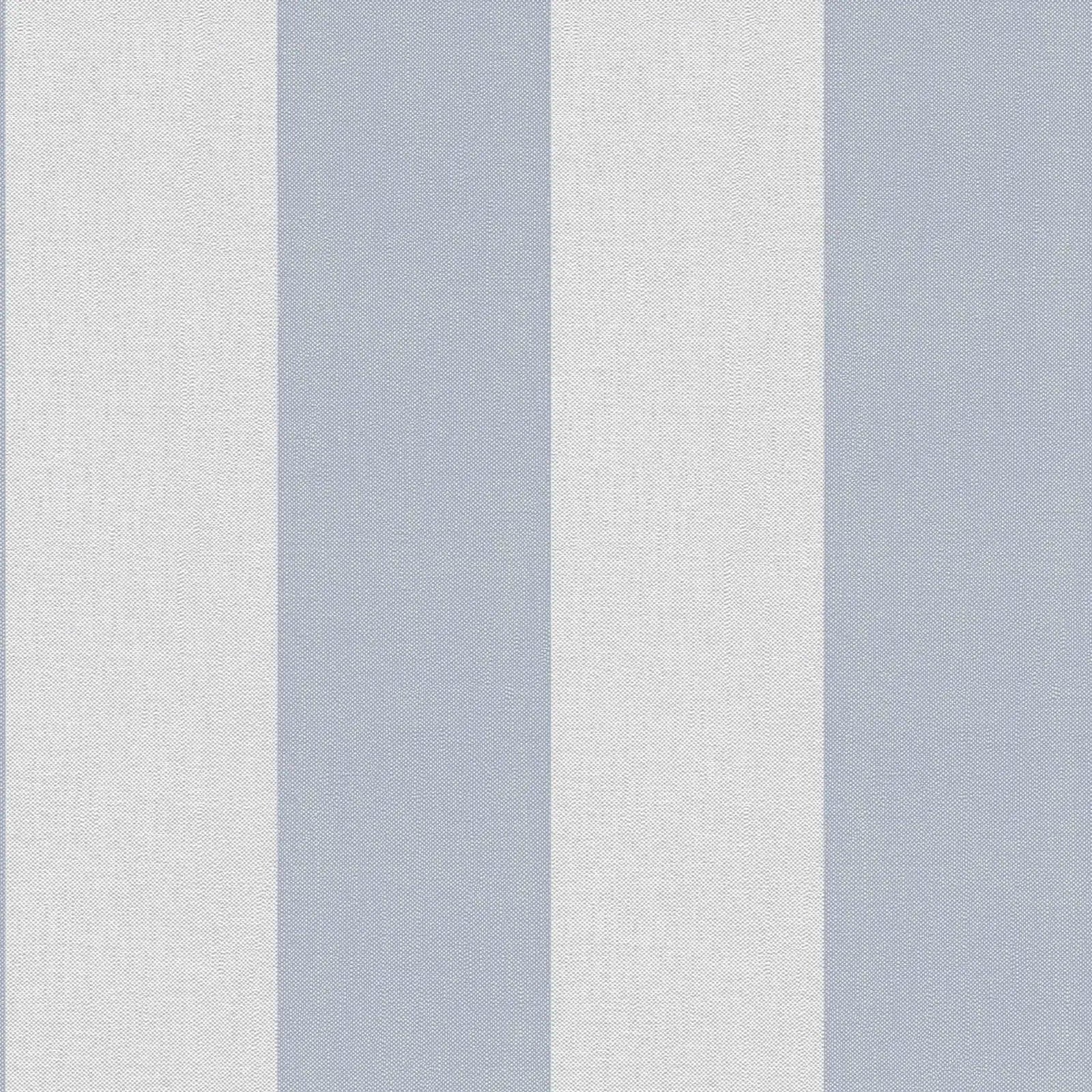 Billede af Striped Elegance - Cloud tapet med brede, lodrette striber i lyseblå og hvid fra nicetapet.dk. Elegant og moderne design.