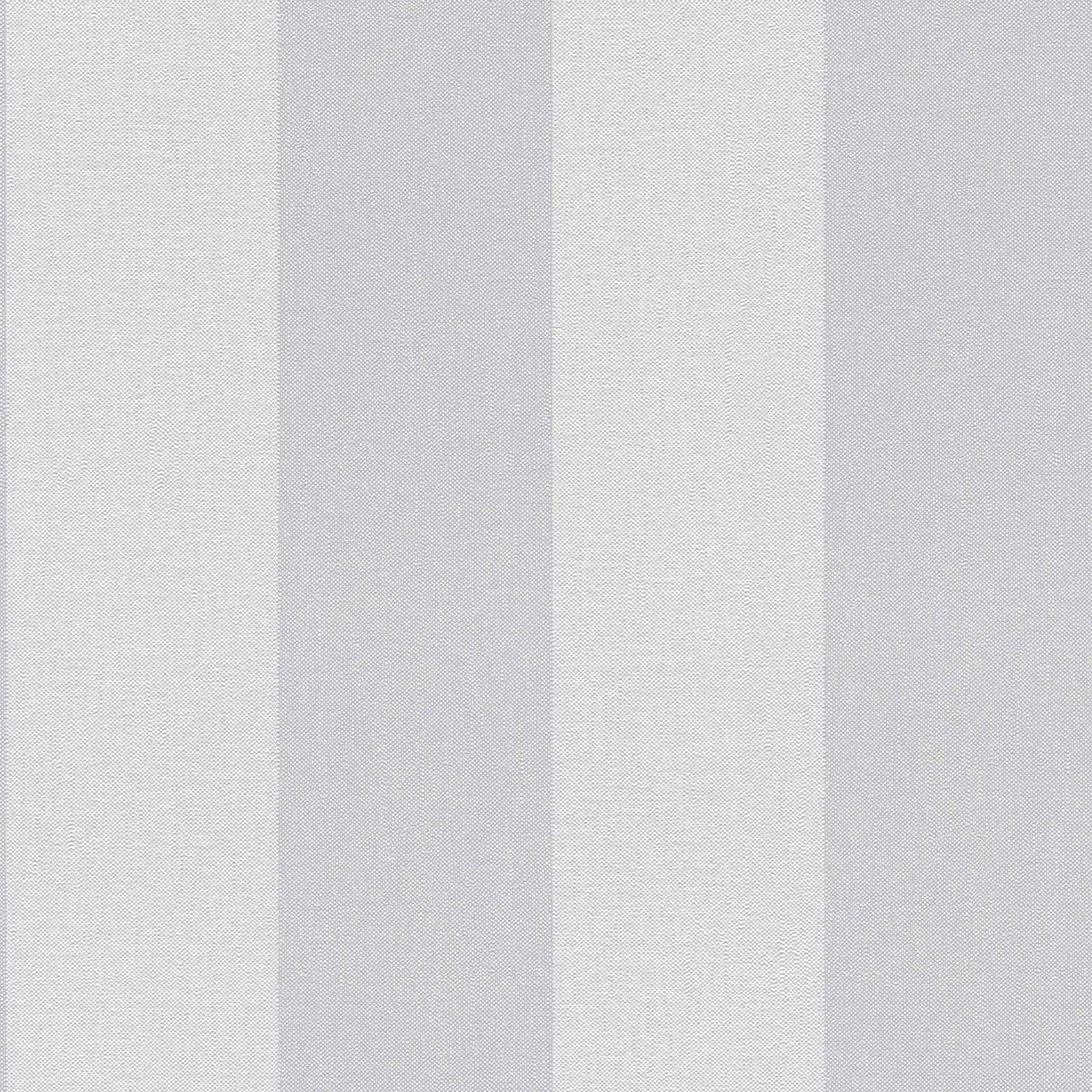 Detaljebillede af Striped Elegance - Dusk tapet med brede lodrette striber i lyse nuancer fra Nicetapet.dk.