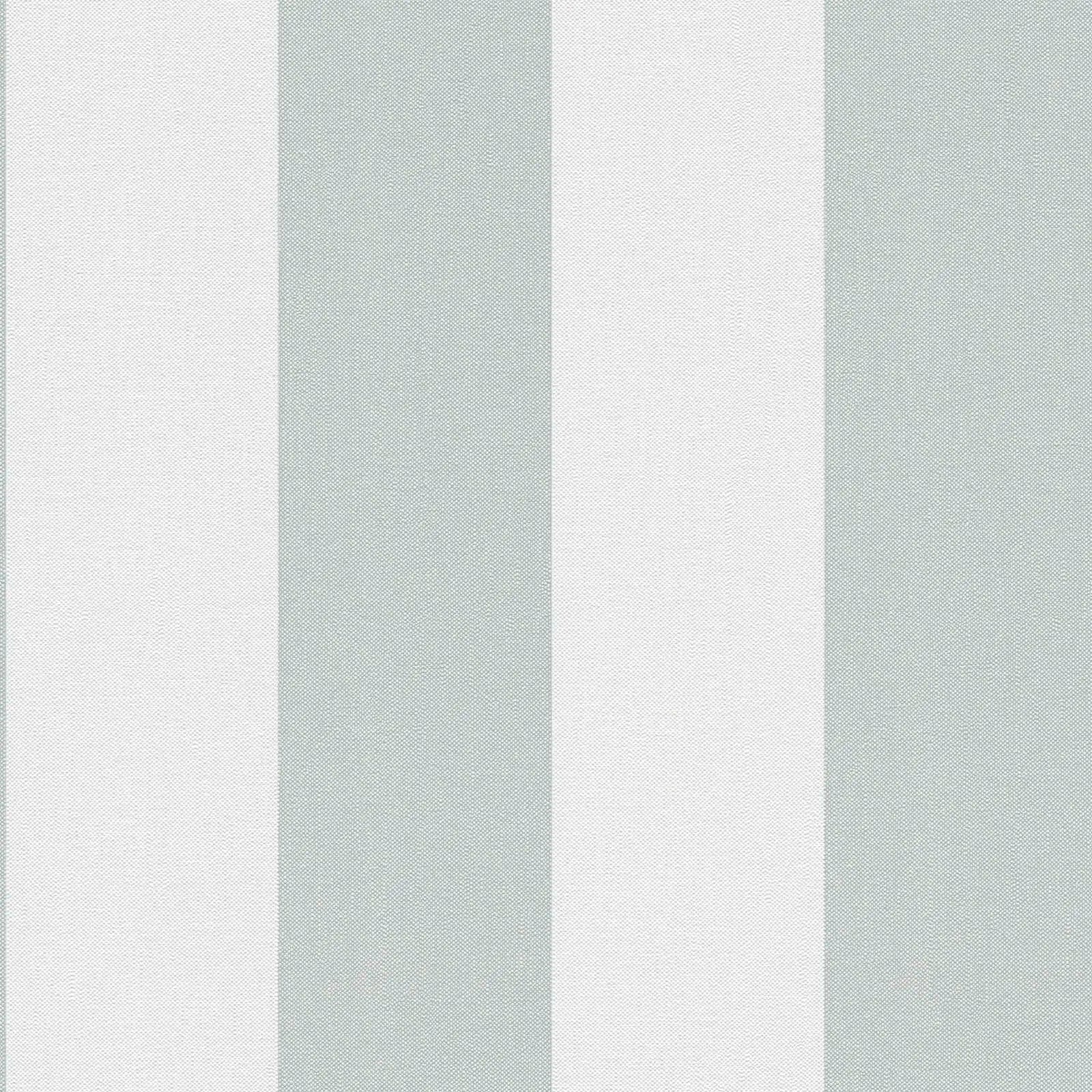 Billede af Striped Elegance - Mint tapet fra Nicetapet.dk med brede lodrette striber i mint og hvid.