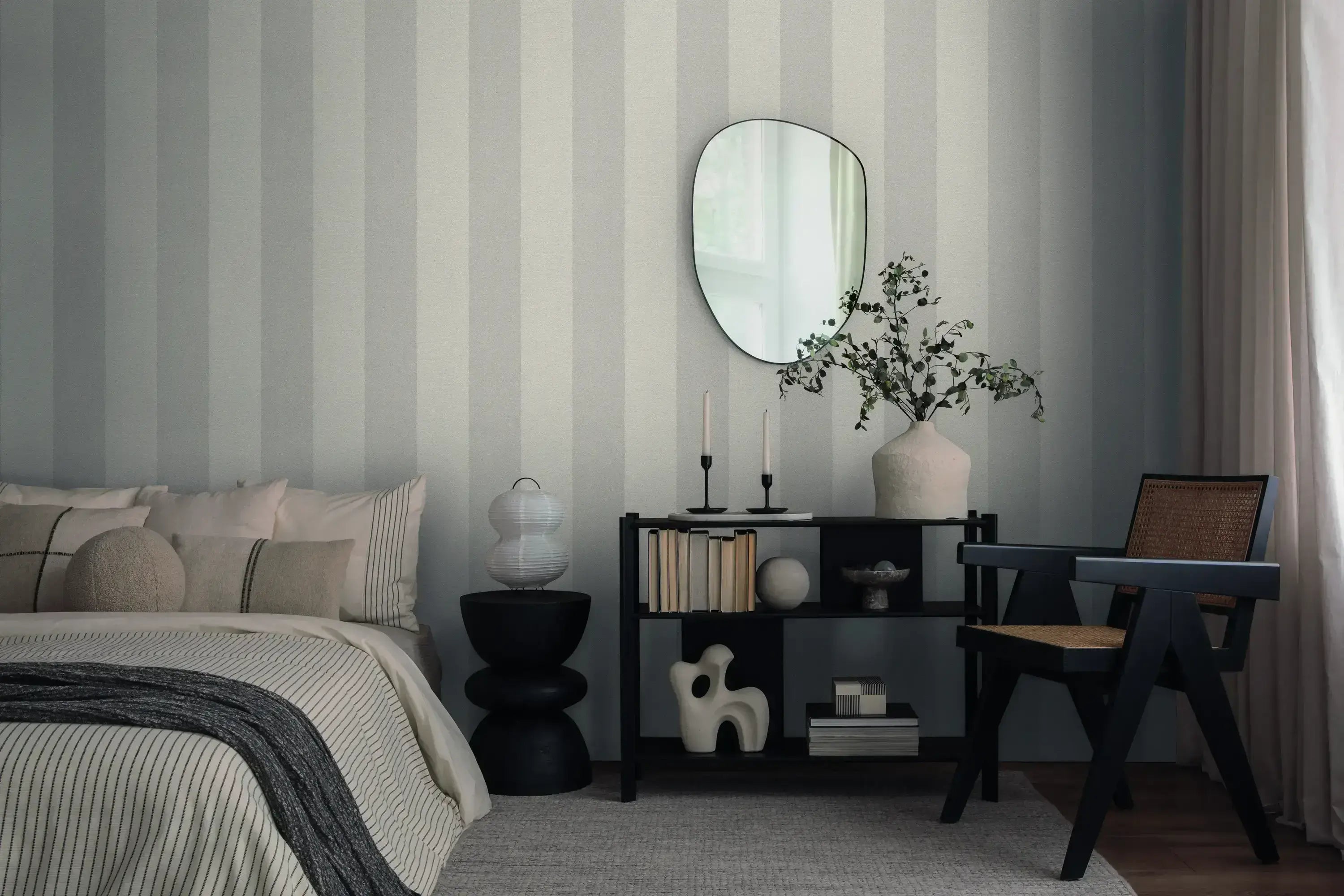 Interiørfoto med Striped Elegance - Pearl tapet på væggen, indrettet med seng, stol og reol, tilgængelig hos Nicetapet.dk.
