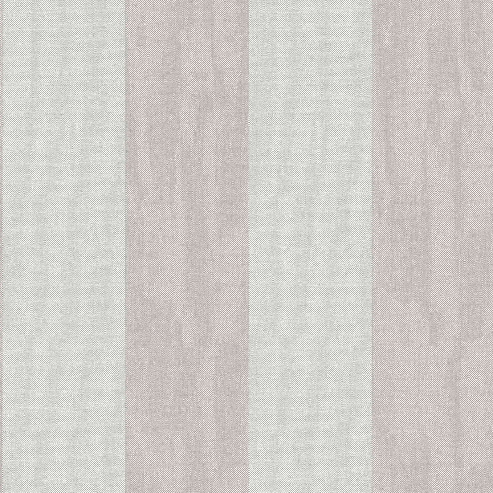 Nærbillede af Striped Elegance - Pearl tapet med brede, lodrette striber i neutrale farver, tilgængelig hos Nicetapet.dk.