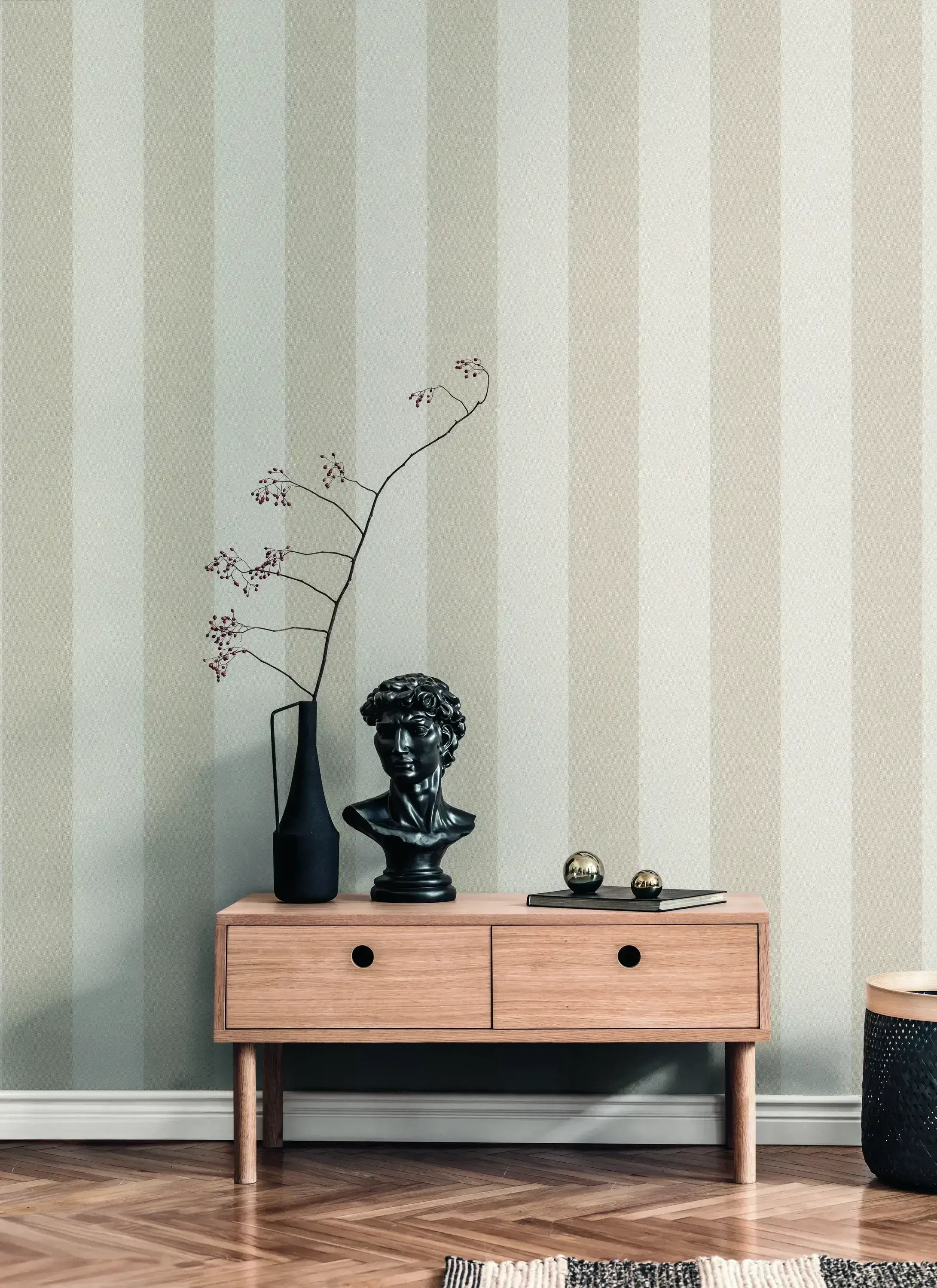 Indretningsmiljø med Striped Elegance - Stone tapet med brede striber, en træskænk, en sort vase og buste på toppen fra Nicetapet.dk.