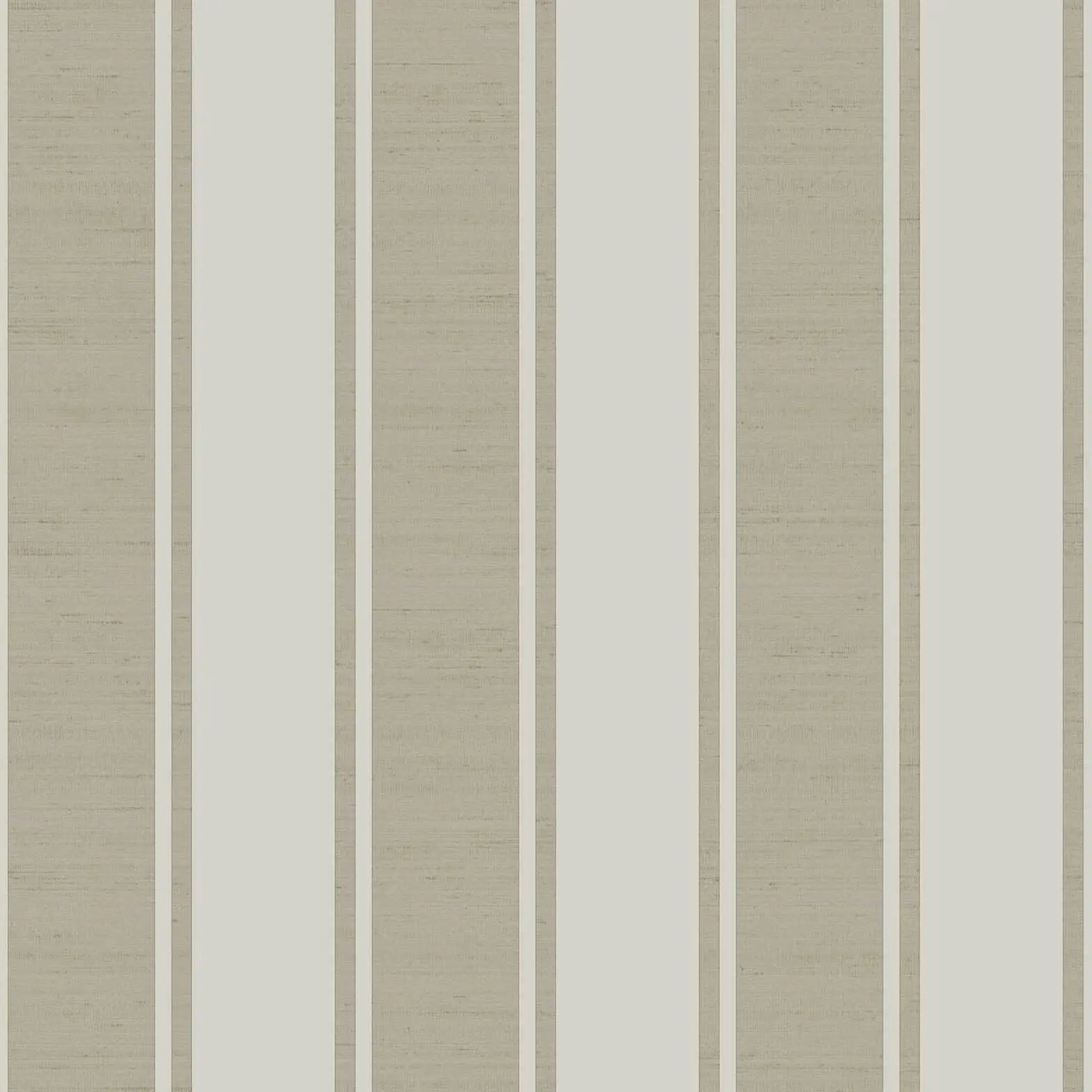 Stripes of Siena - Sage tapetet viser et simpelt, ensfarvet stribemønster i lysegrønne nuancer, ideel til moderne indretning.