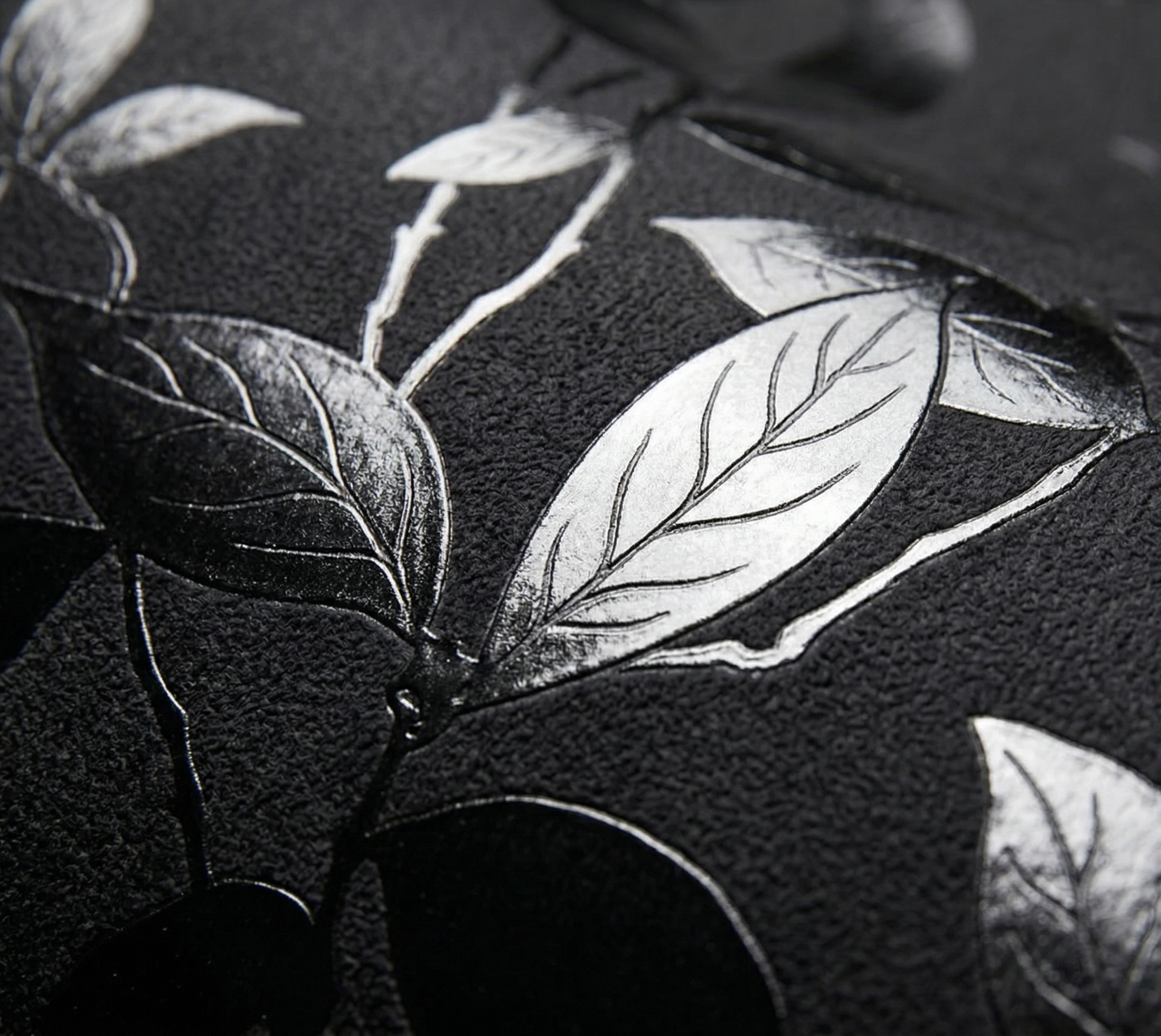 Lacantara Tapet - Sort vist i elegant rum med mørk væg og botanisk mønster