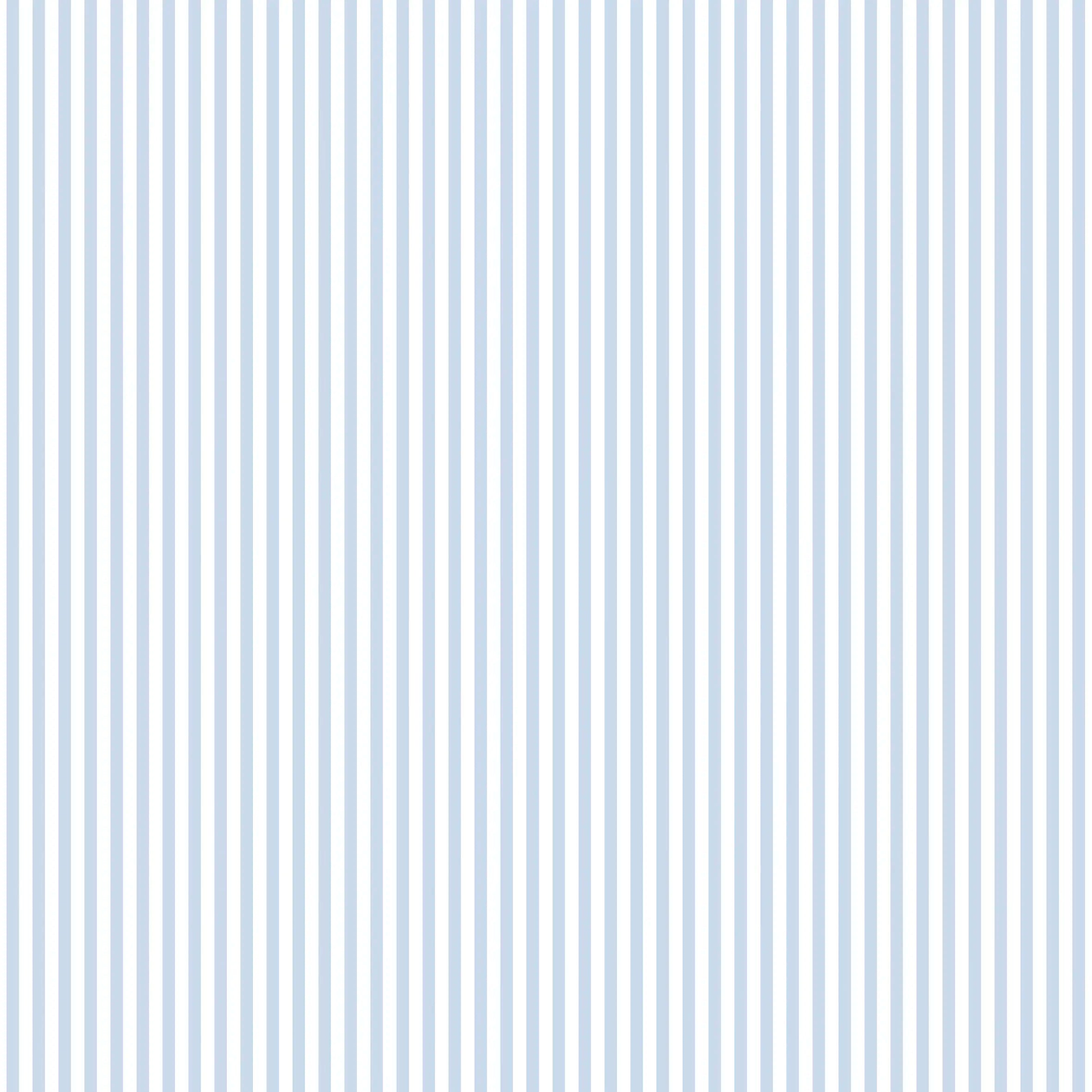 En nærbillede af tapetet Pinstripe Patterns - Sky, der viser smalle lyseblå og hvide vertikale striber.