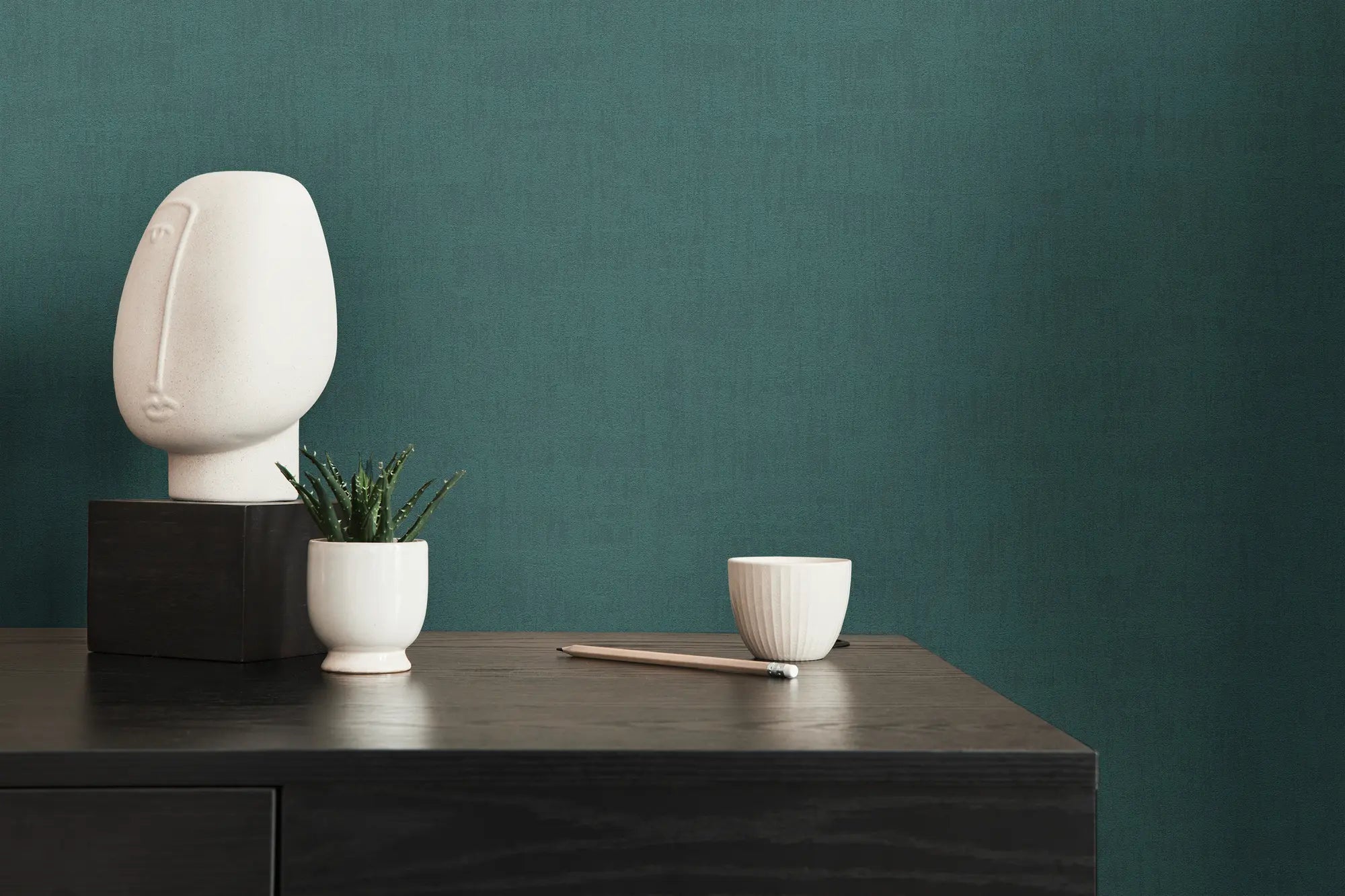 Tapet brugt som baggrund i et moderne indrettet rum med dekorationer. Produktnavn: Textured Elegance - Aqua.