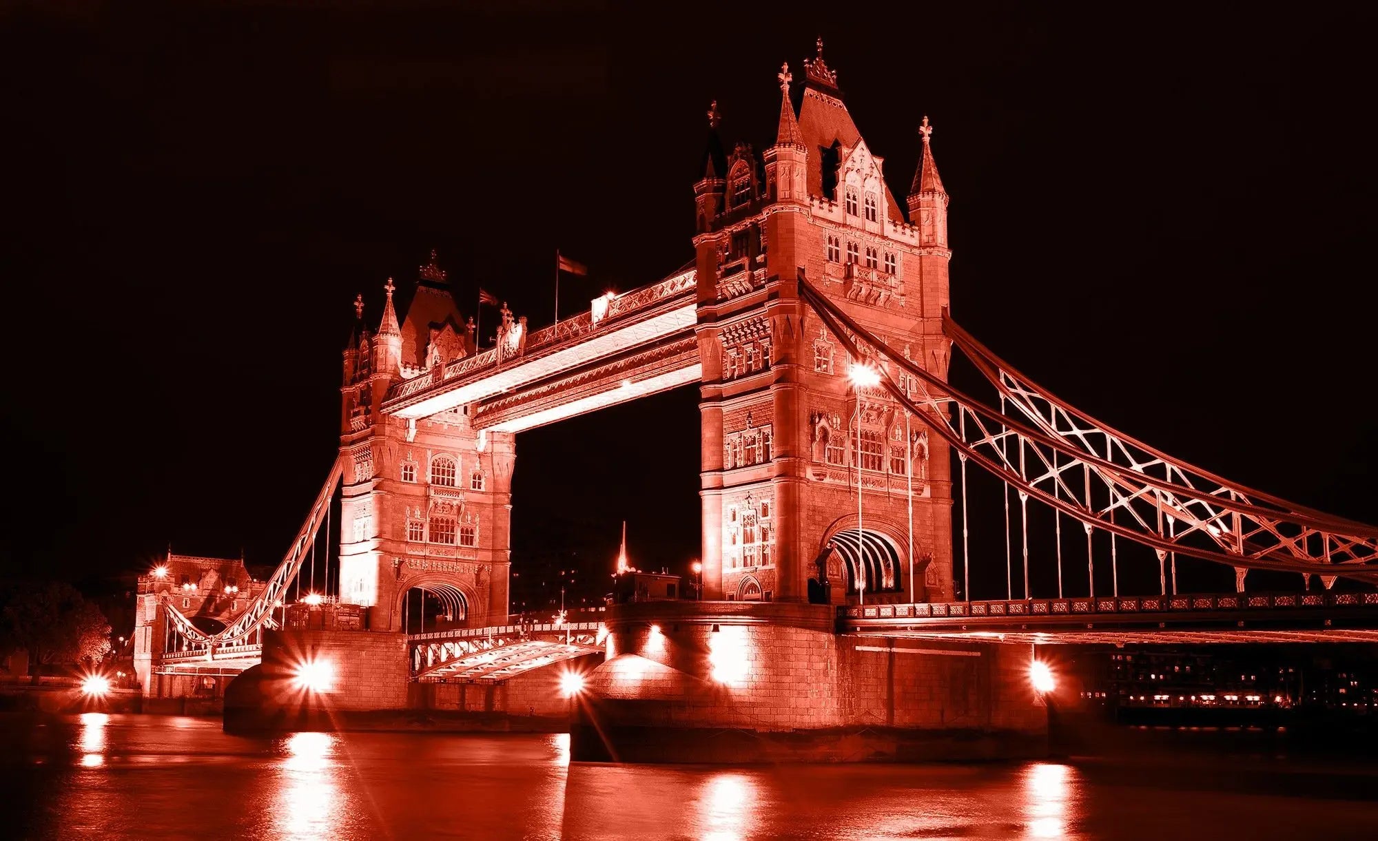 Billede 1 af Fototapet - Tower Bridge London med rød belysning om natten