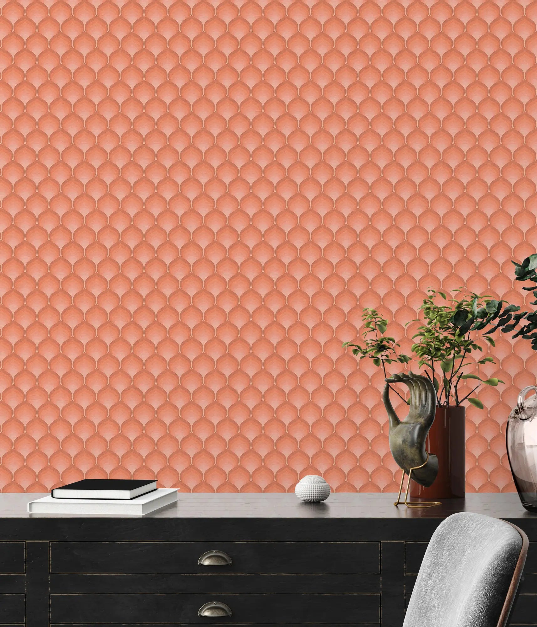 Veronica - Blush Blossom tapet bag et skrivebord dekoreret med planter og bøger.
