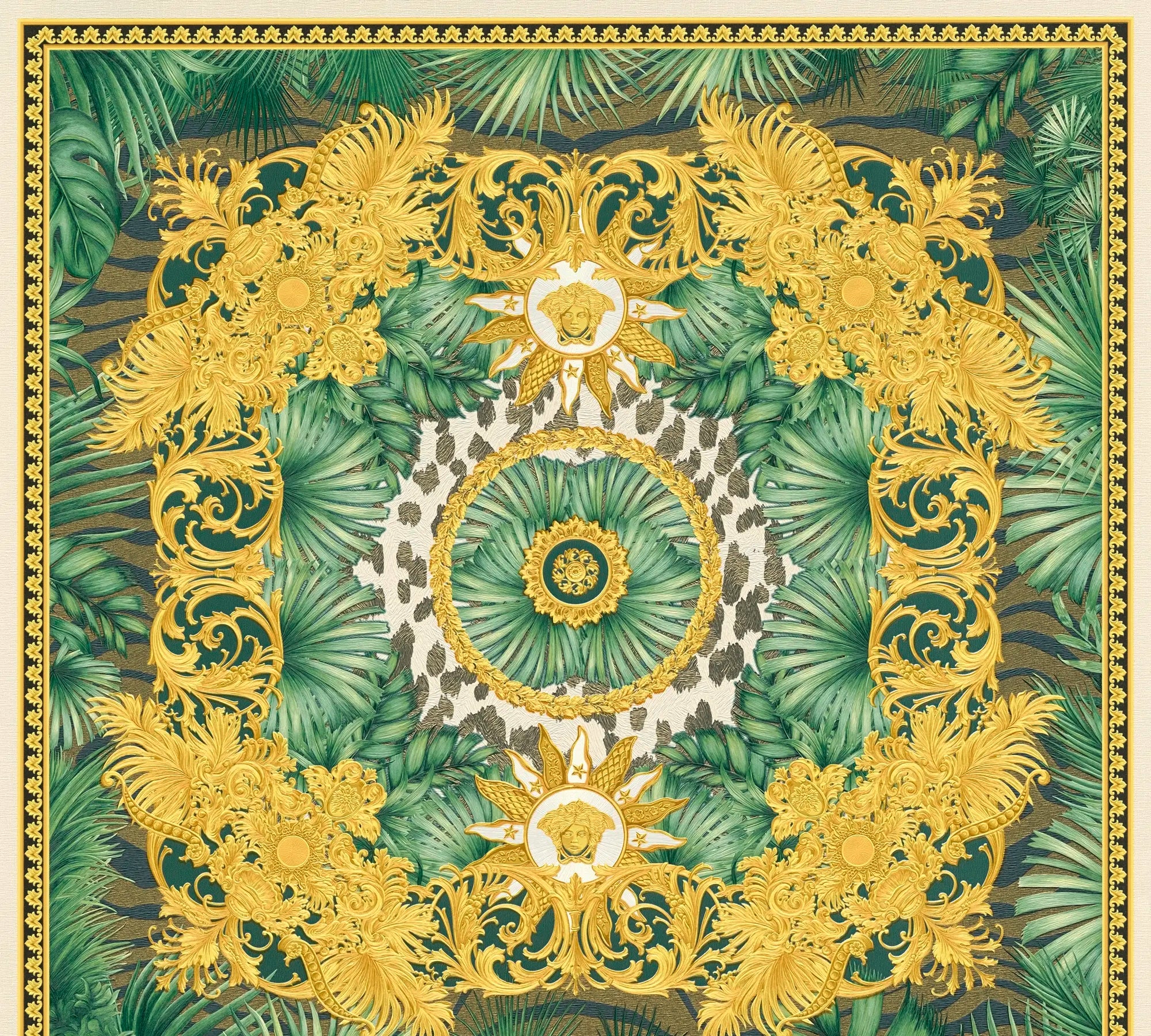 Detaljeret tapetmønster af Versace Jungle Animalier i grøn og guld med dekorative blad- og dyreelementer.