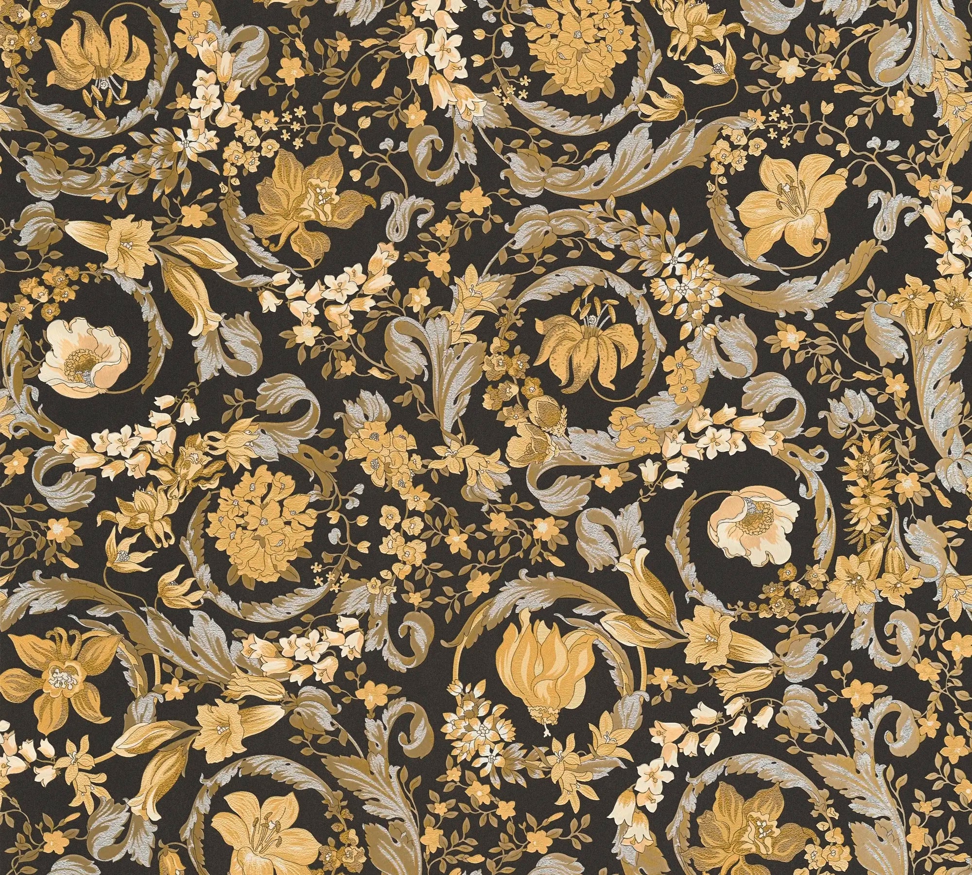 Nærbillede af Versace Virtus Heritage - Black Gold tapet med detaljerede gyldne og sølv blomsterdesigns på sort baggrund.