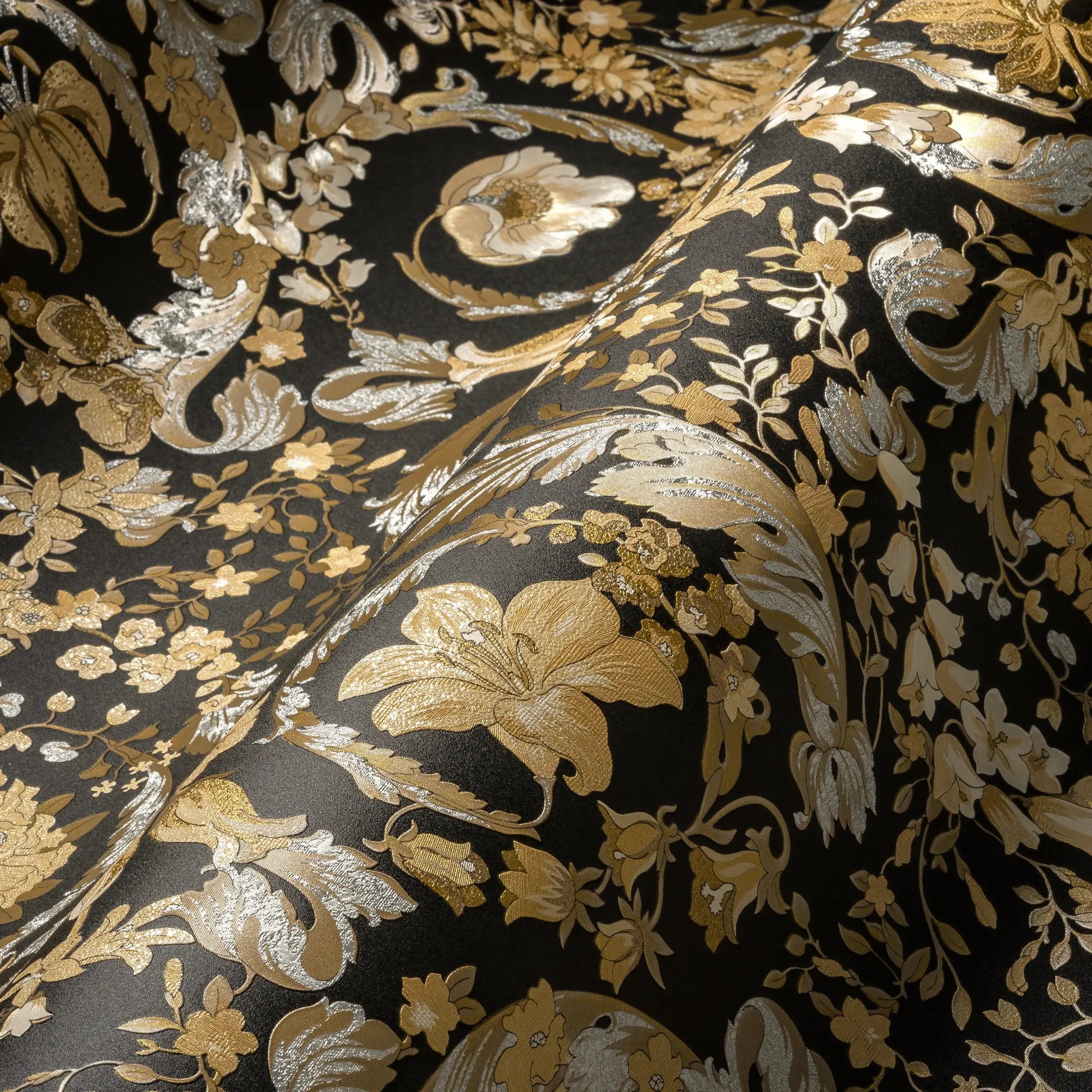 Versace Virtus Heritage - Black Gold tapet i foldet visning, der fremhæver den luksuriøse tekstur med blomster i guld og sølv på sort baggrund.
