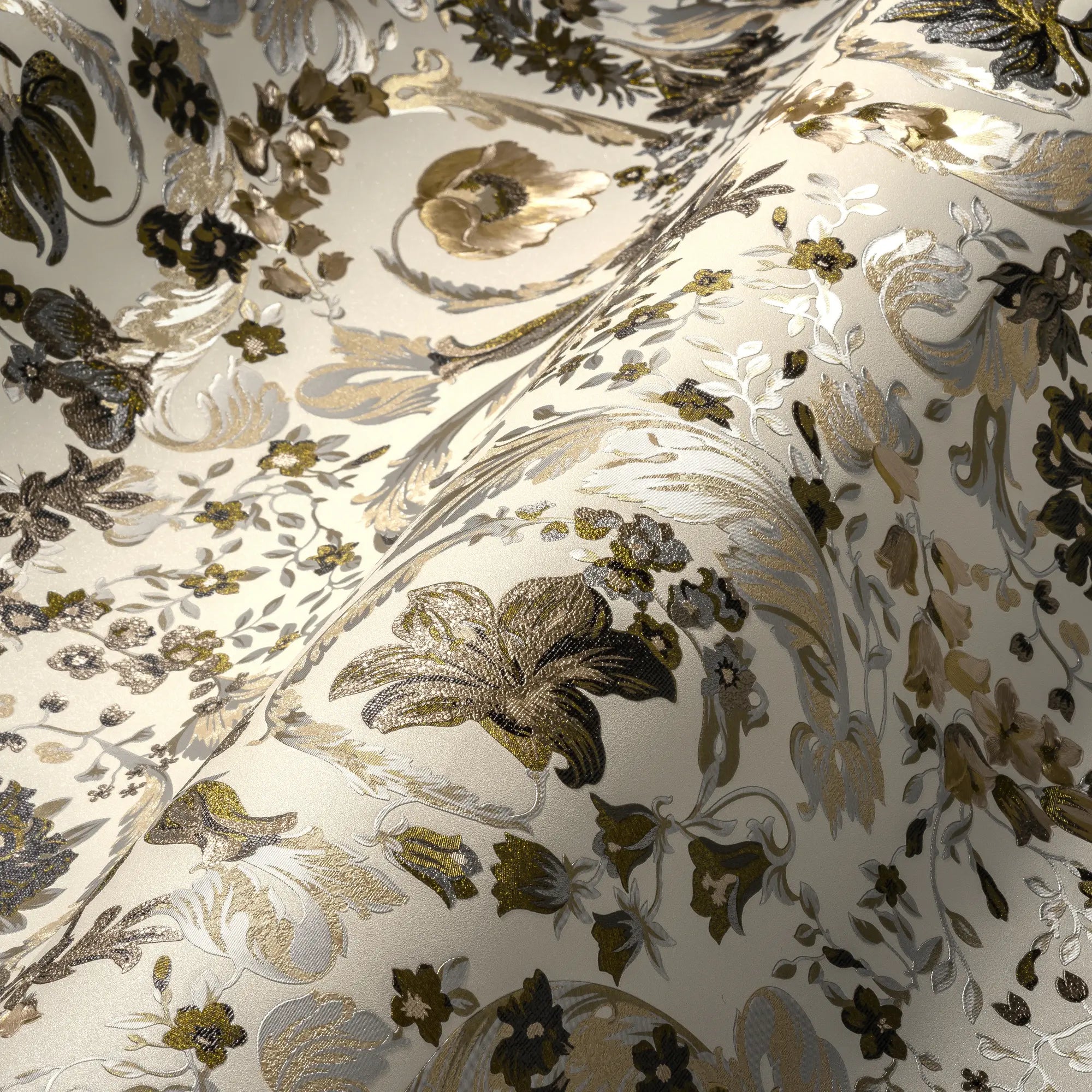 Foldet segment af Versace Virtus Heritage tapet i brun, der viser blomstermotiver og svungne linjer i et tekstureret og elegant design.