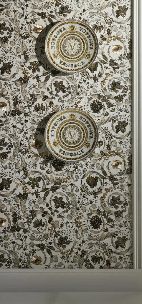 Versace Virtus Heritage tapet i brun monteret på en væg med to dekorative tallerkener, der fremhæver det blomstermotiverede mønster og luksuriøse overflade.