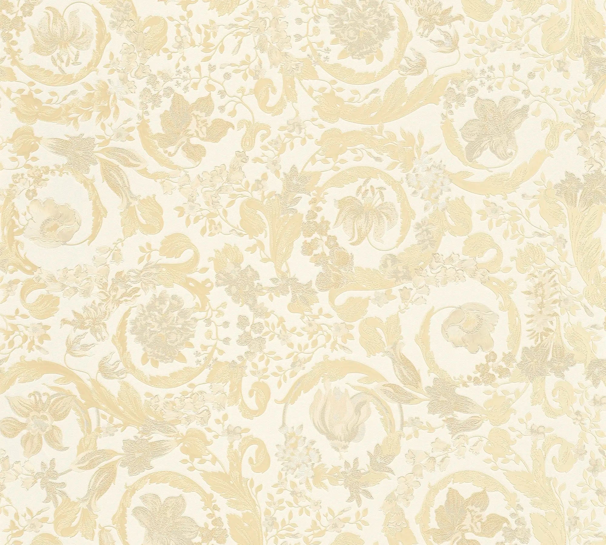 Detaljebillede af Versace Virtus Heritage - Muted Gold tapet, der viser et indviklet blomstermønster i dæmpet guldnuancer.