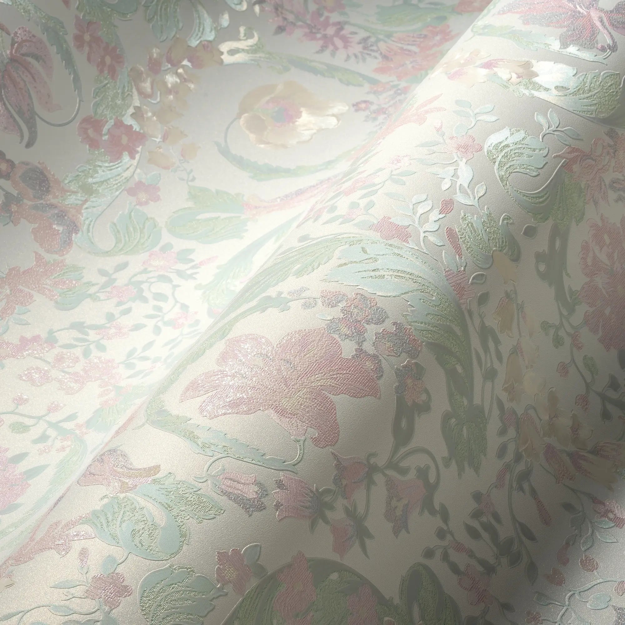 Nærbillede af Versace Virtus Heritage - Muted Multicolour tapet, der viser den detaljerede tekstur og mønstre.