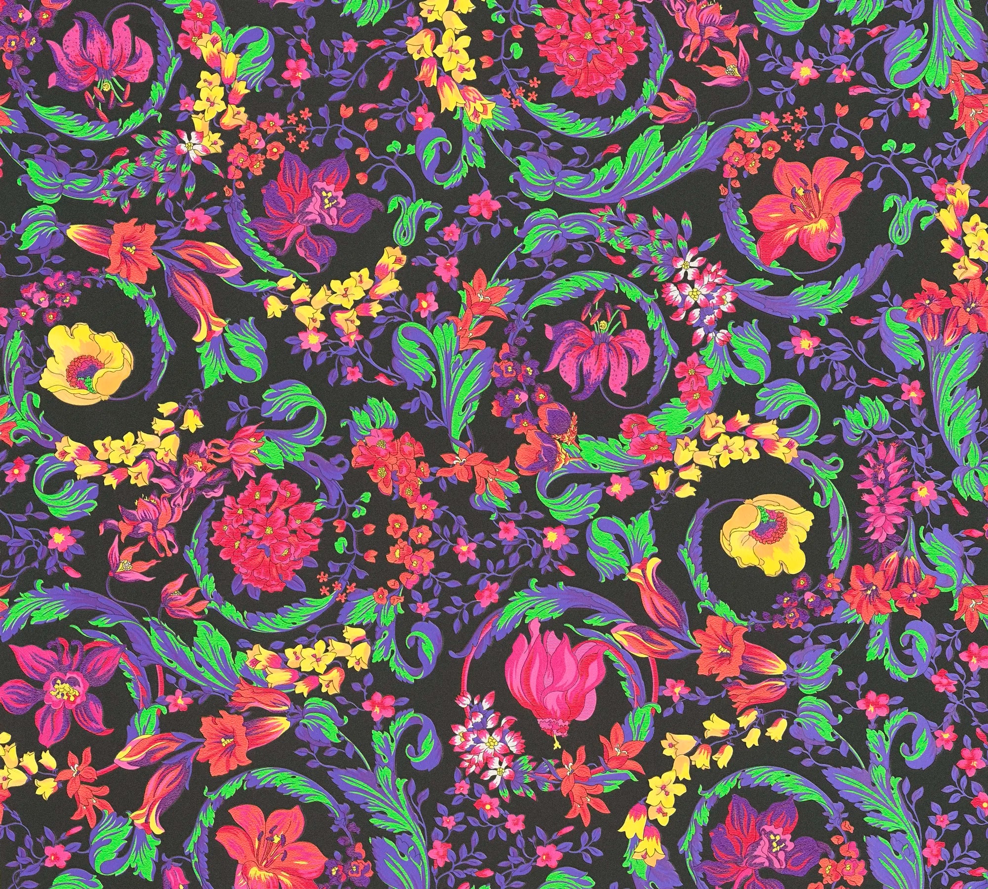 Versace Virtus Heritage tapet med farverigt blomstret mønster i røde, gule og grønne nuancer på sort baggrund.