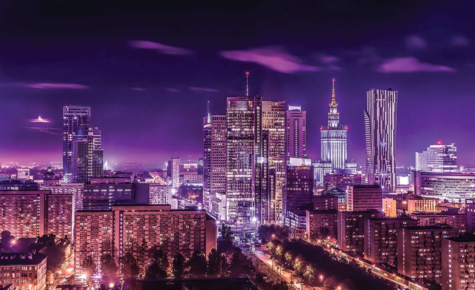 Billede 1 af Fototapet - Warszawa skyline om natten med lilla belysning