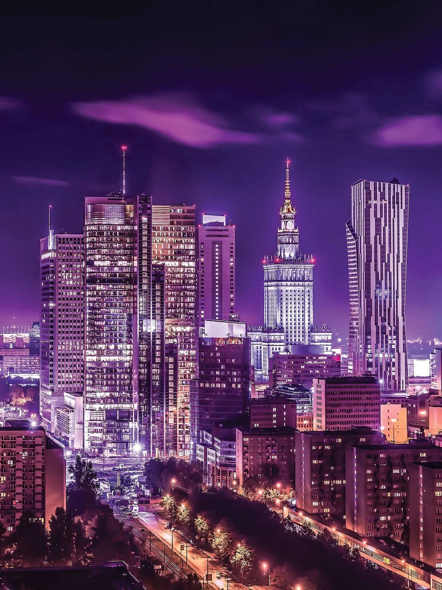 Billede 9 af Fototapet - Warszawa skyline om natten med lilla belysning