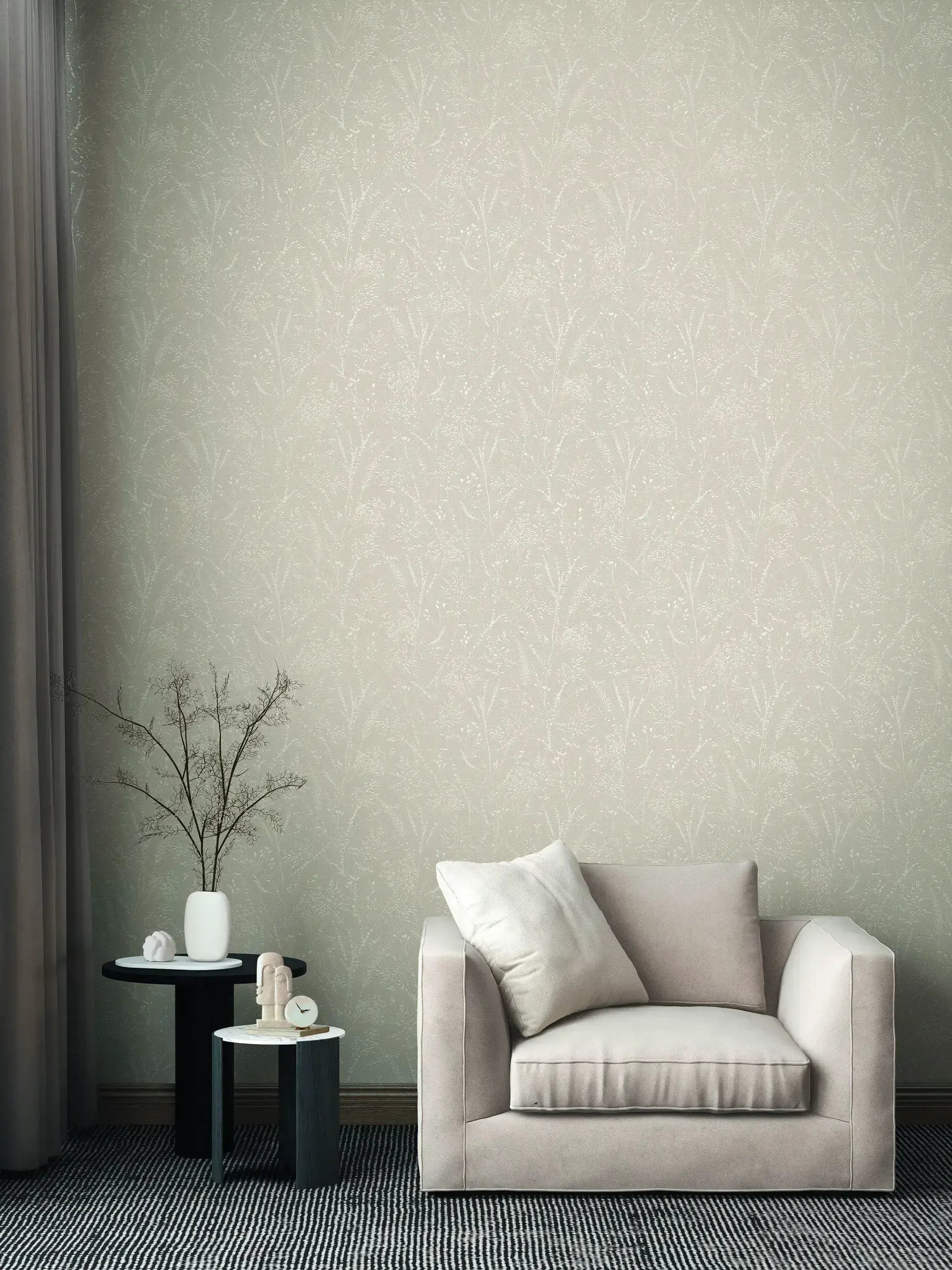 Whispered Elegance - Mist tapet i et stilfuldt stuerum med en beige lænestol og sideborde.