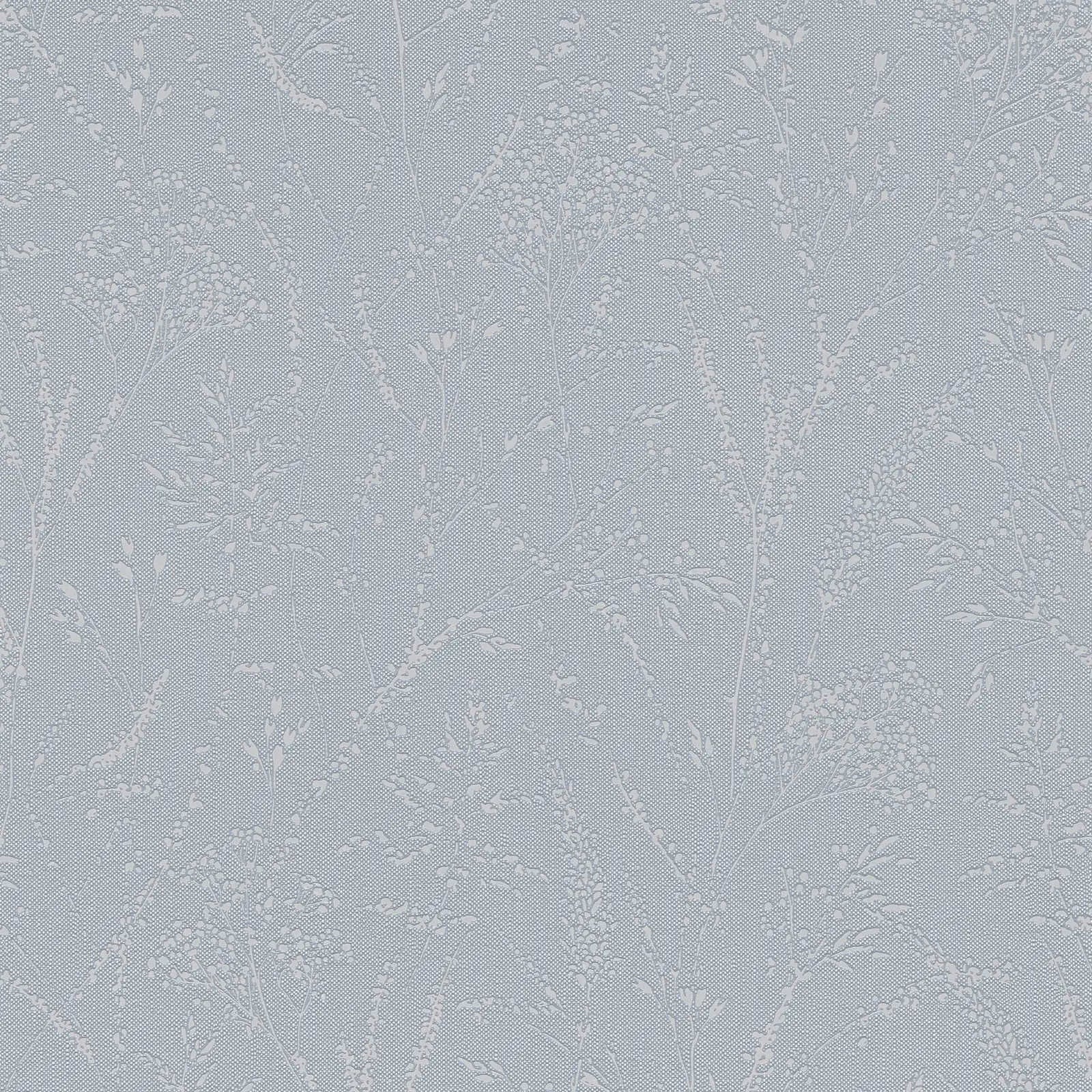 Whispered Elegance - Sky tapet med delikat blomstermønster i lyseblå nuancer. Detaljeret design med hvide blomster og grene mod en blød, strukturret baggrund.