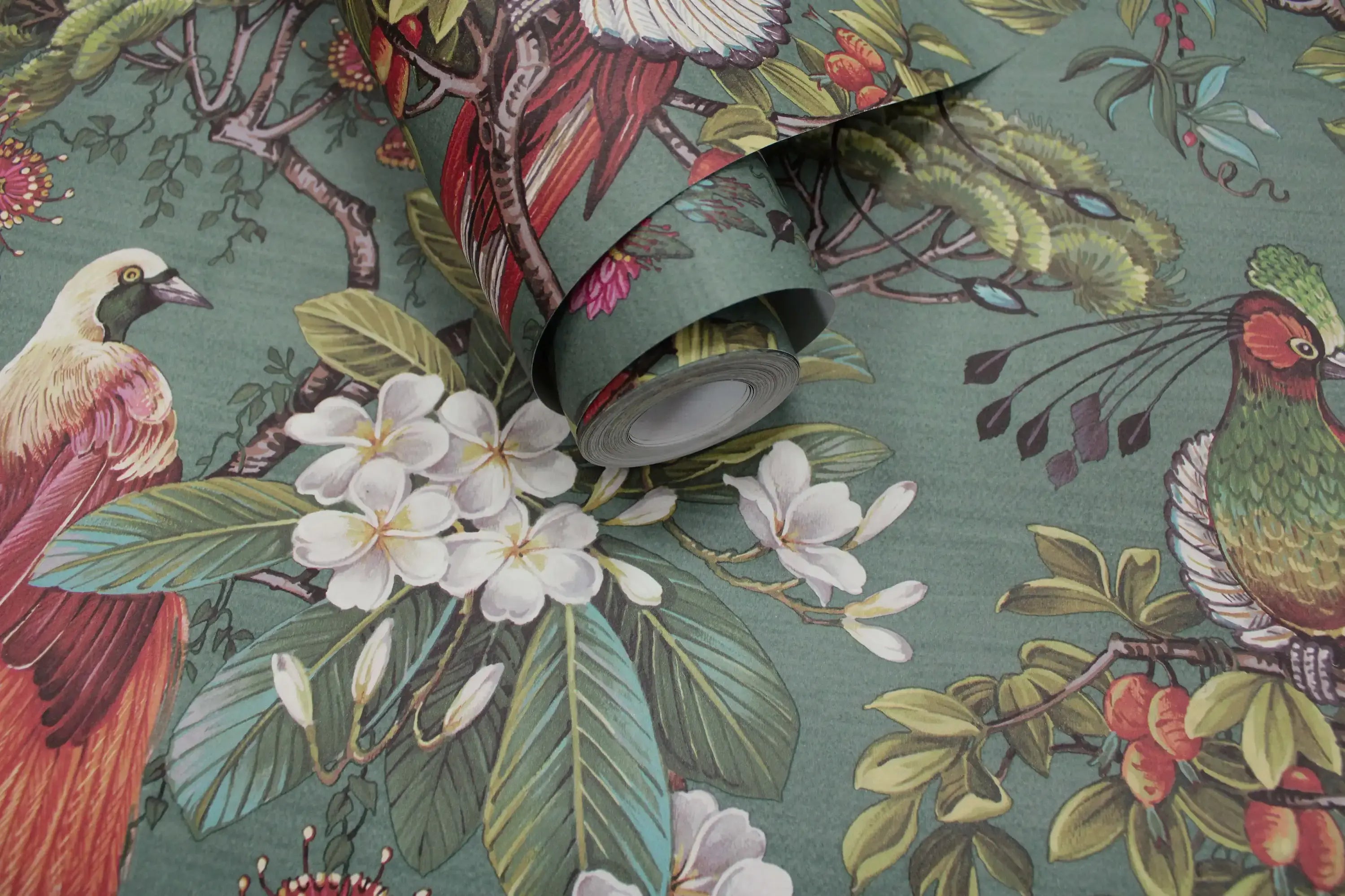 Nærbillede af en Yasuni - Green tapetrulle, der viser de detaljerede og farverige fugle- og blomstermotiver.